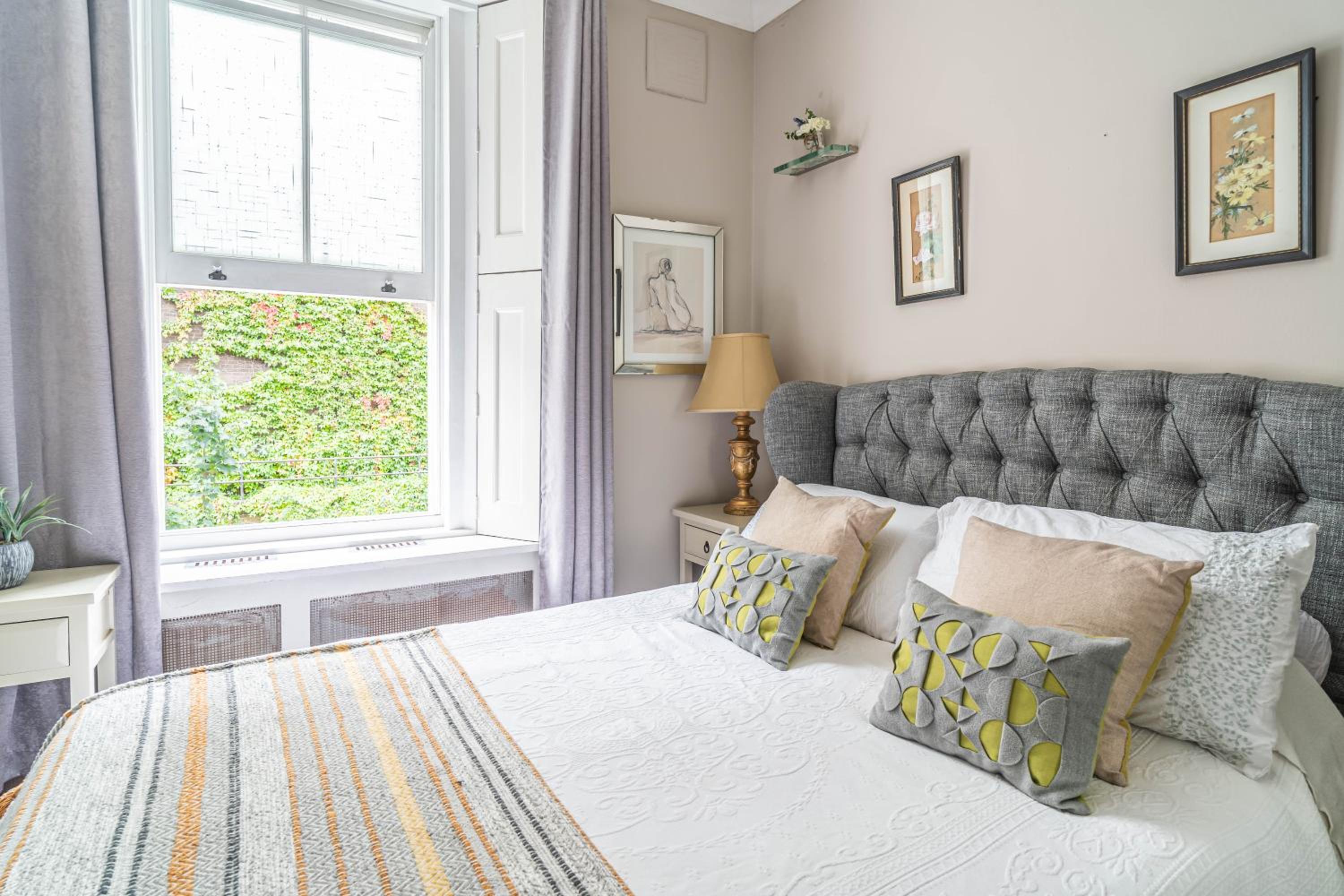 Standard Double Room with Shared Bathroom and Toilet photo 2