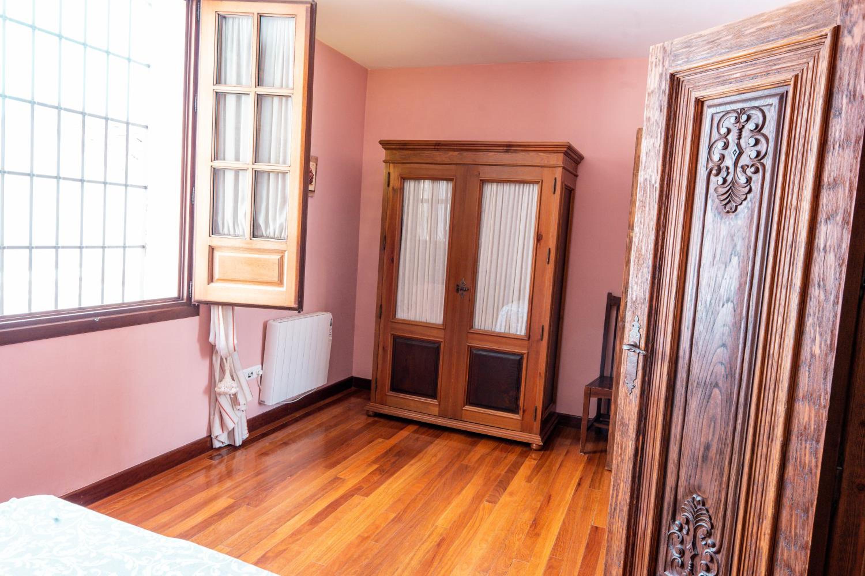 Apartment with Balcony - Photo 15