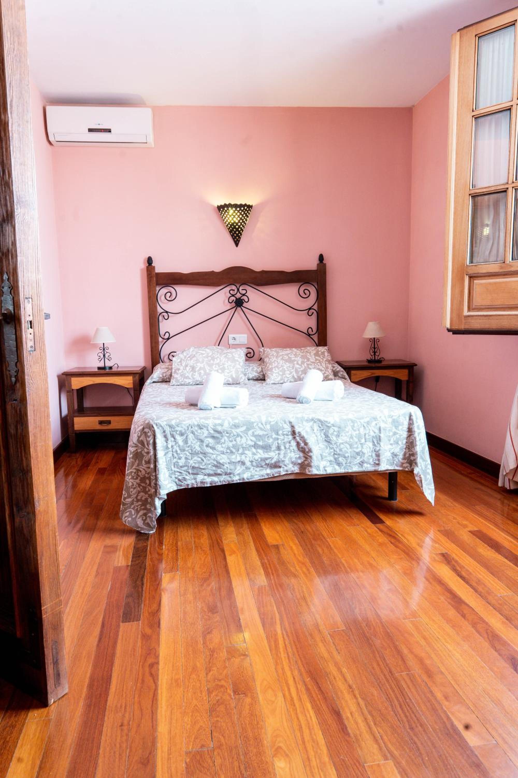 Apartment with Balcony - Photo 6