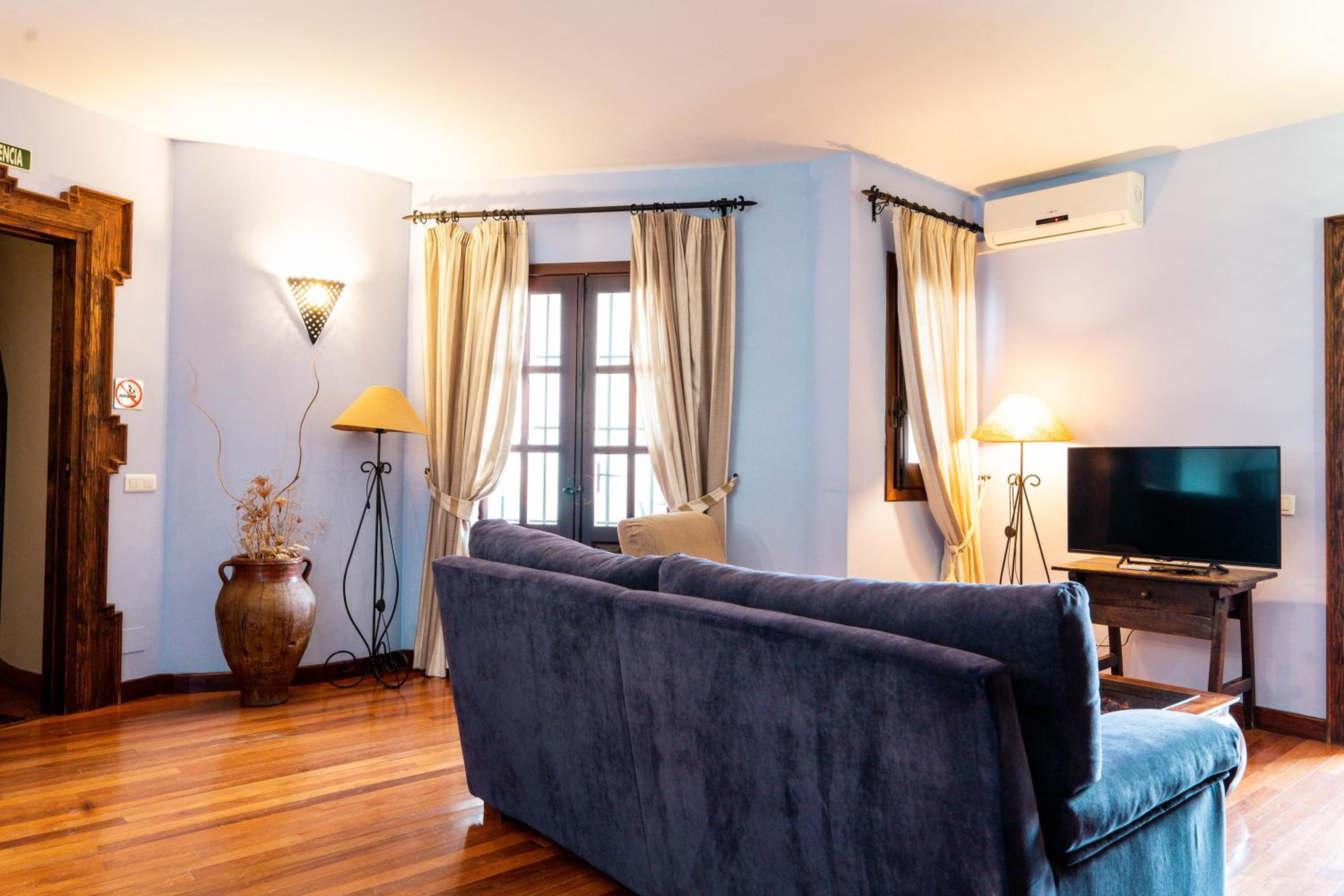 Apartment with Balcony - Photo 12
