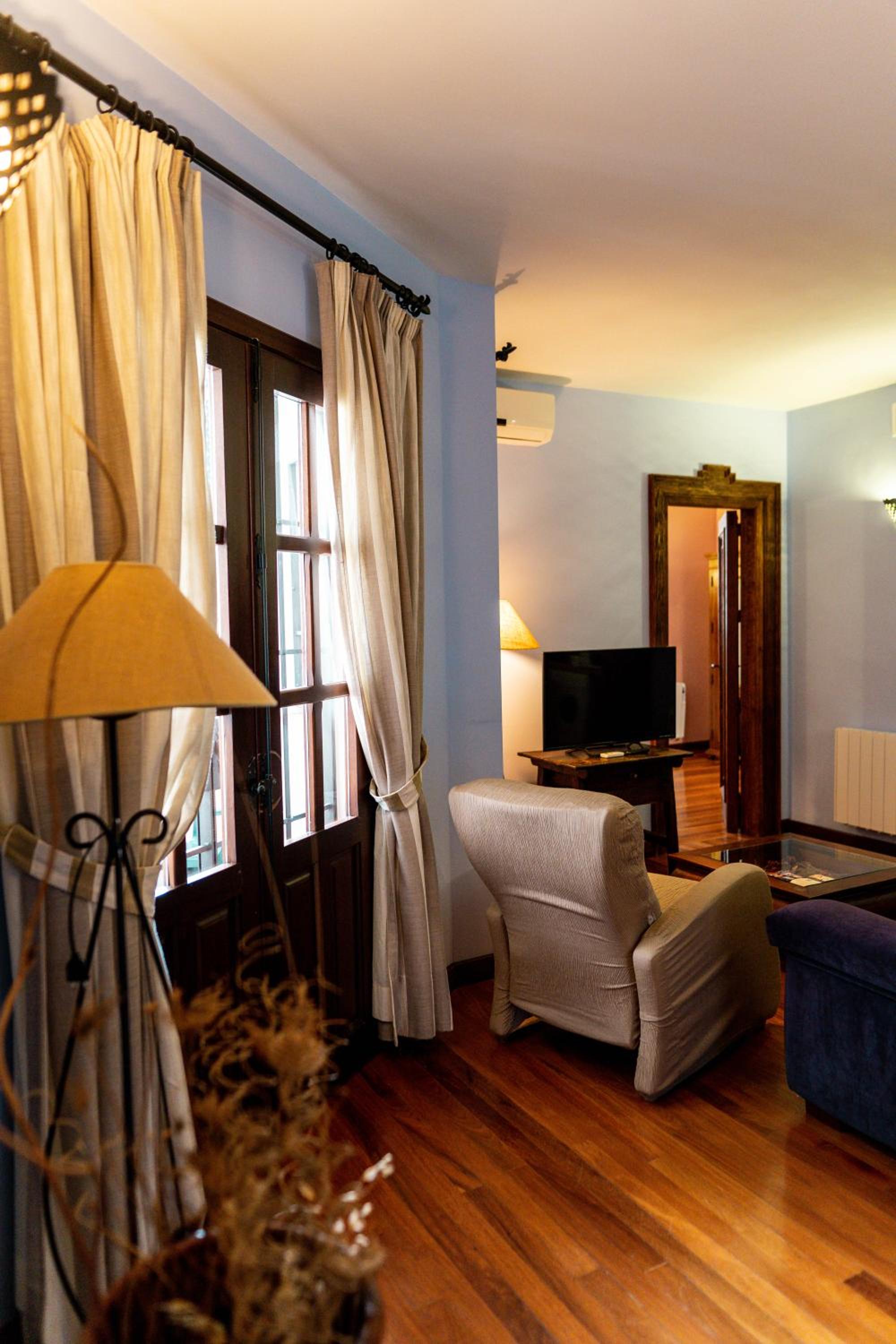 Apartment with Balcony - Photo 10