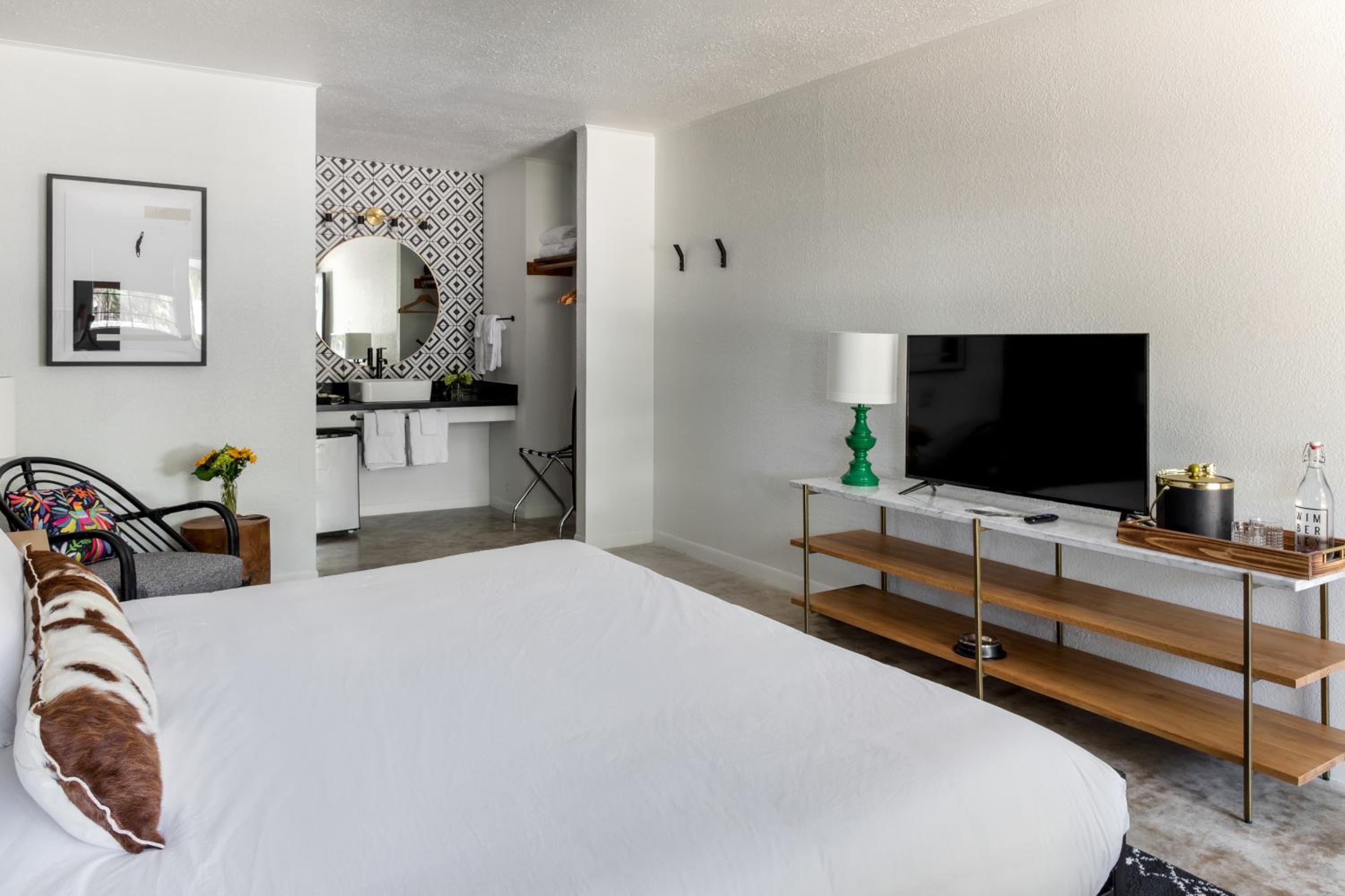 Standard Queen Room