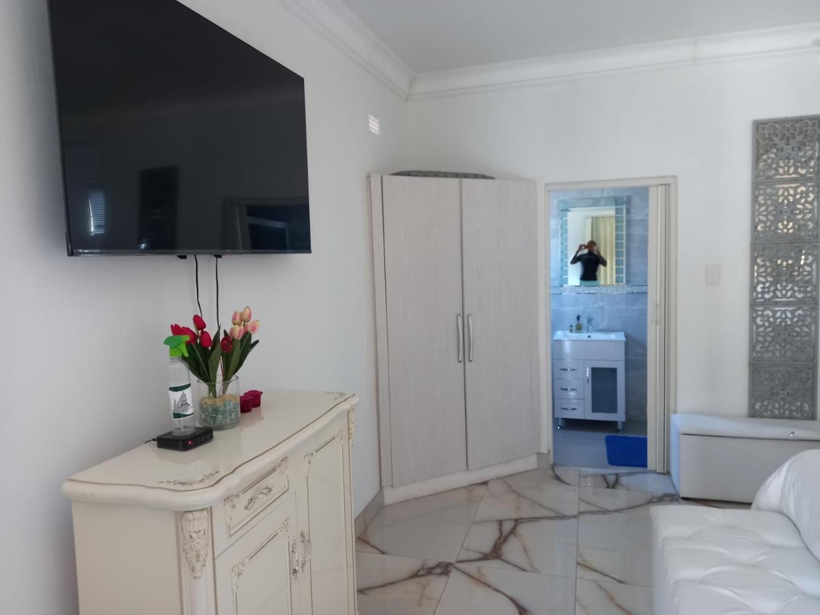 One-Bedroom Suite - Photo 2