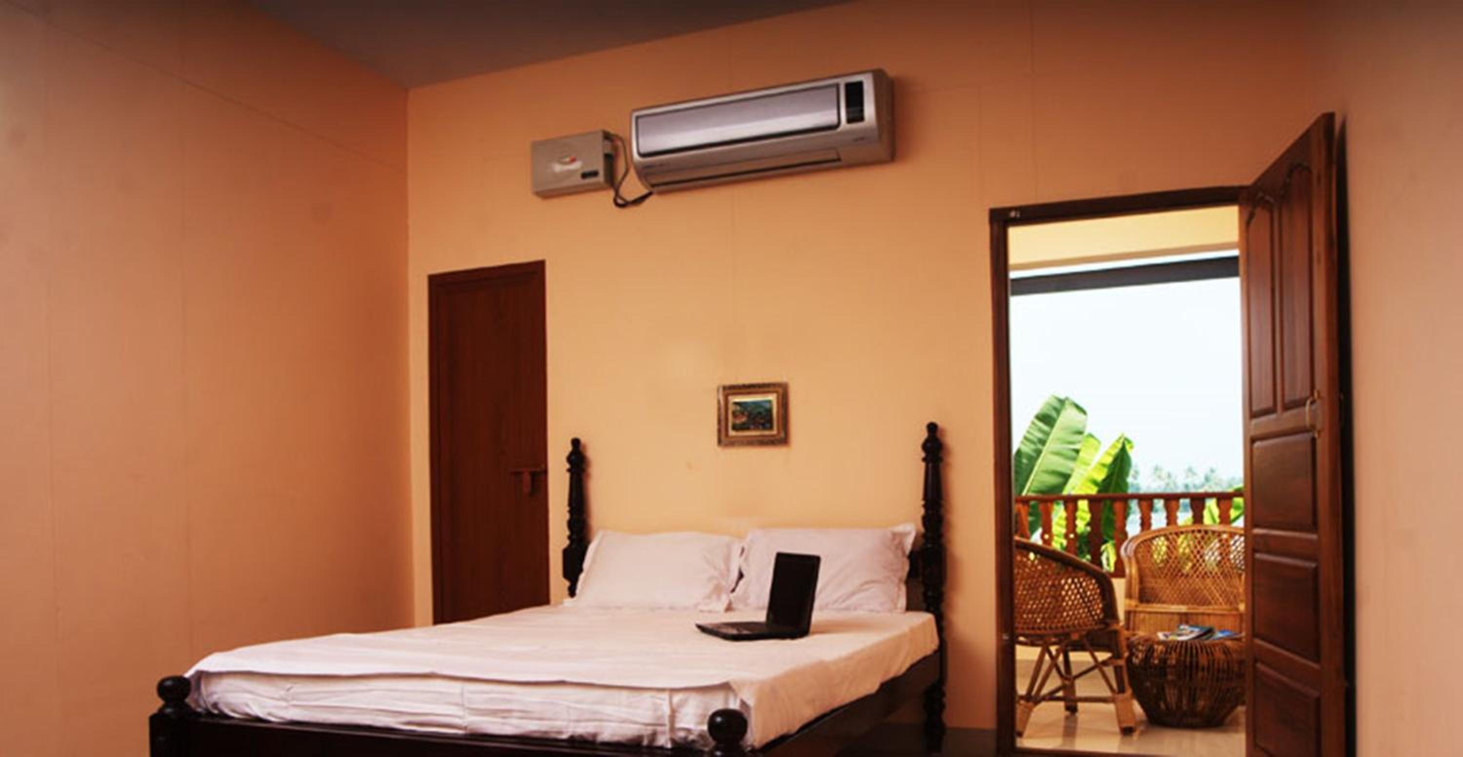 Double Room with Balcony - Photo 12