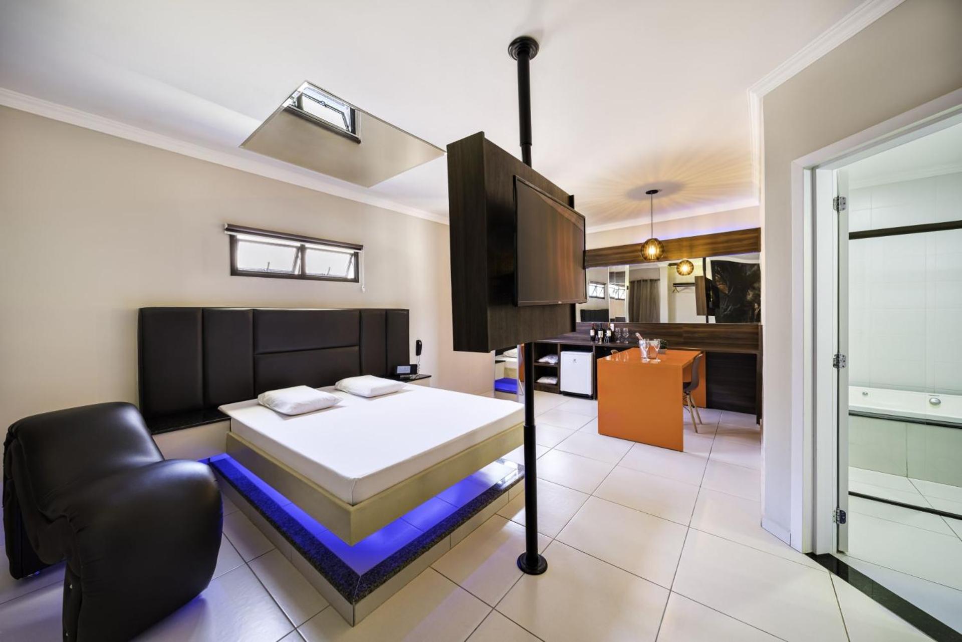 Deluxe Suite with Spa Bath