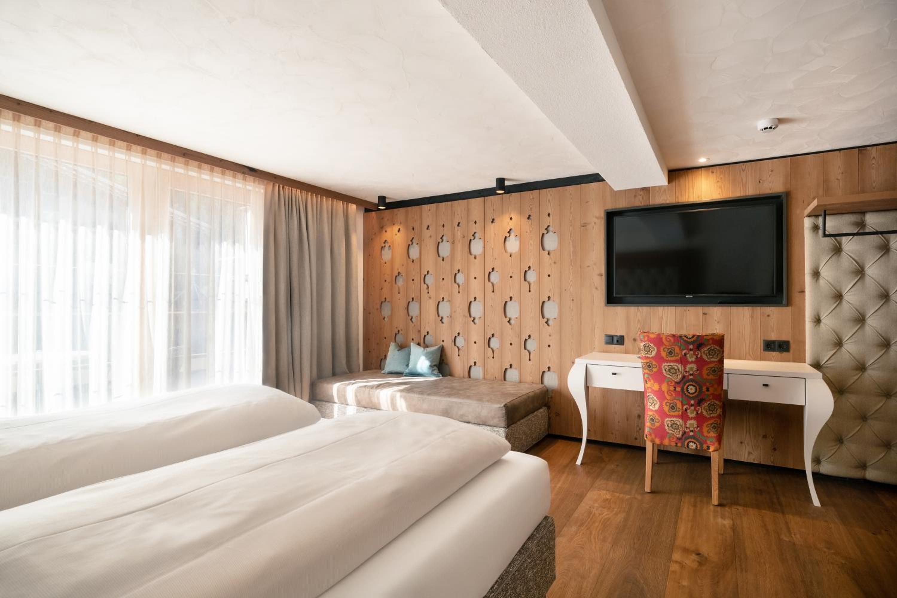 Deluxe Double Room with Balcony photo 2