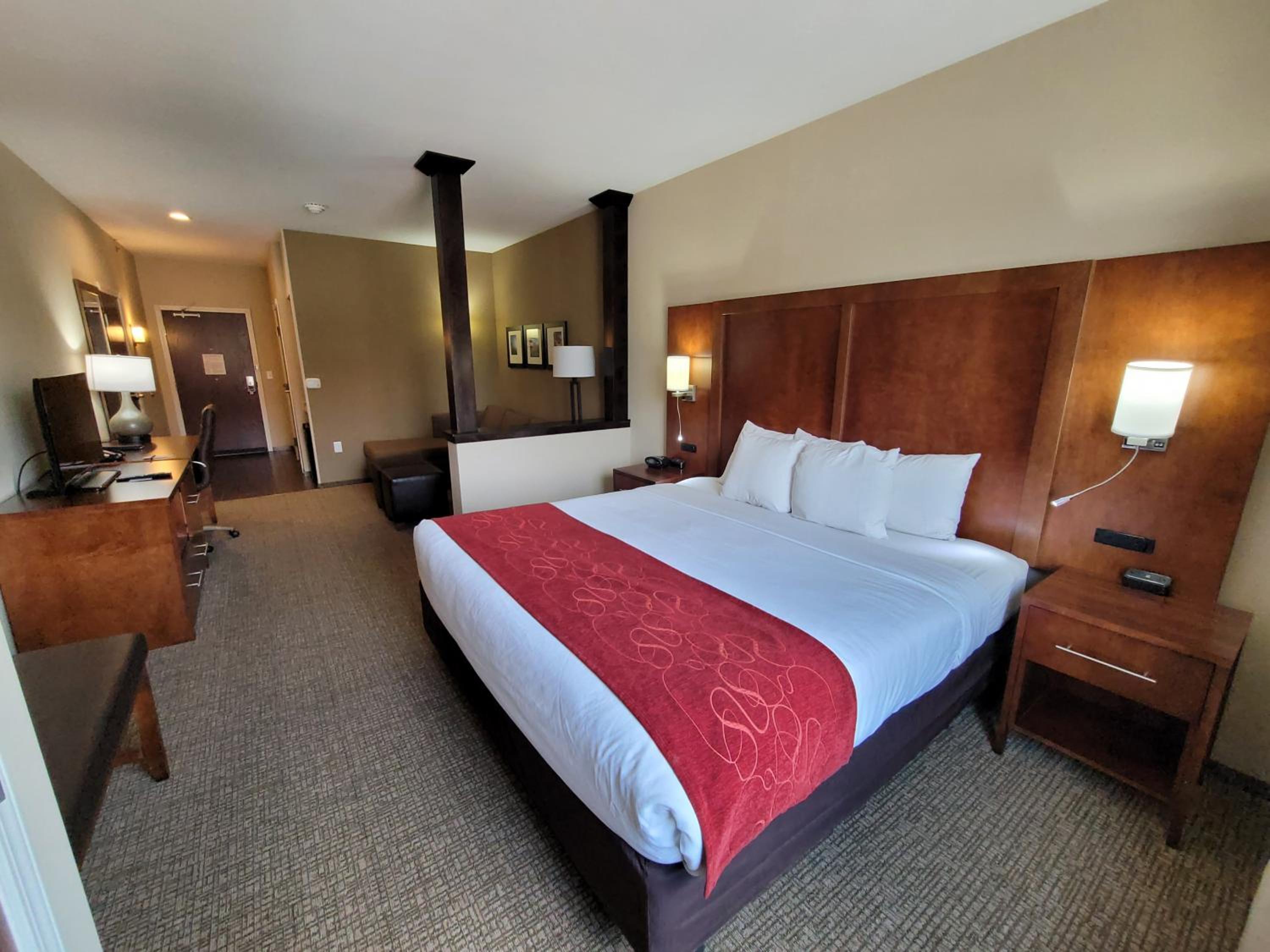 King Suite - Accessible/Non-Smoking photo 2