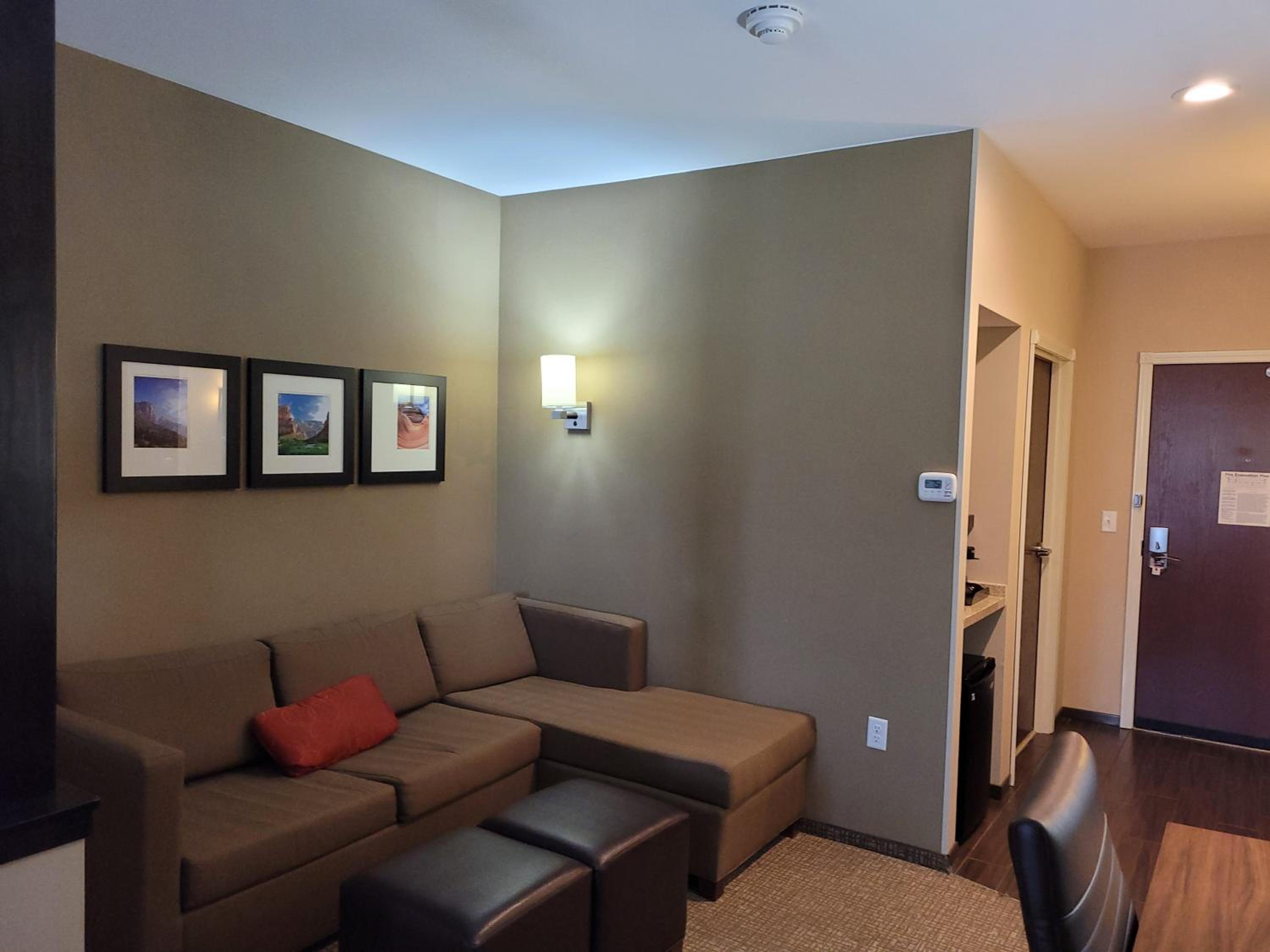 Queen Suite with 2 Queen Beds and Sofabed photo 3