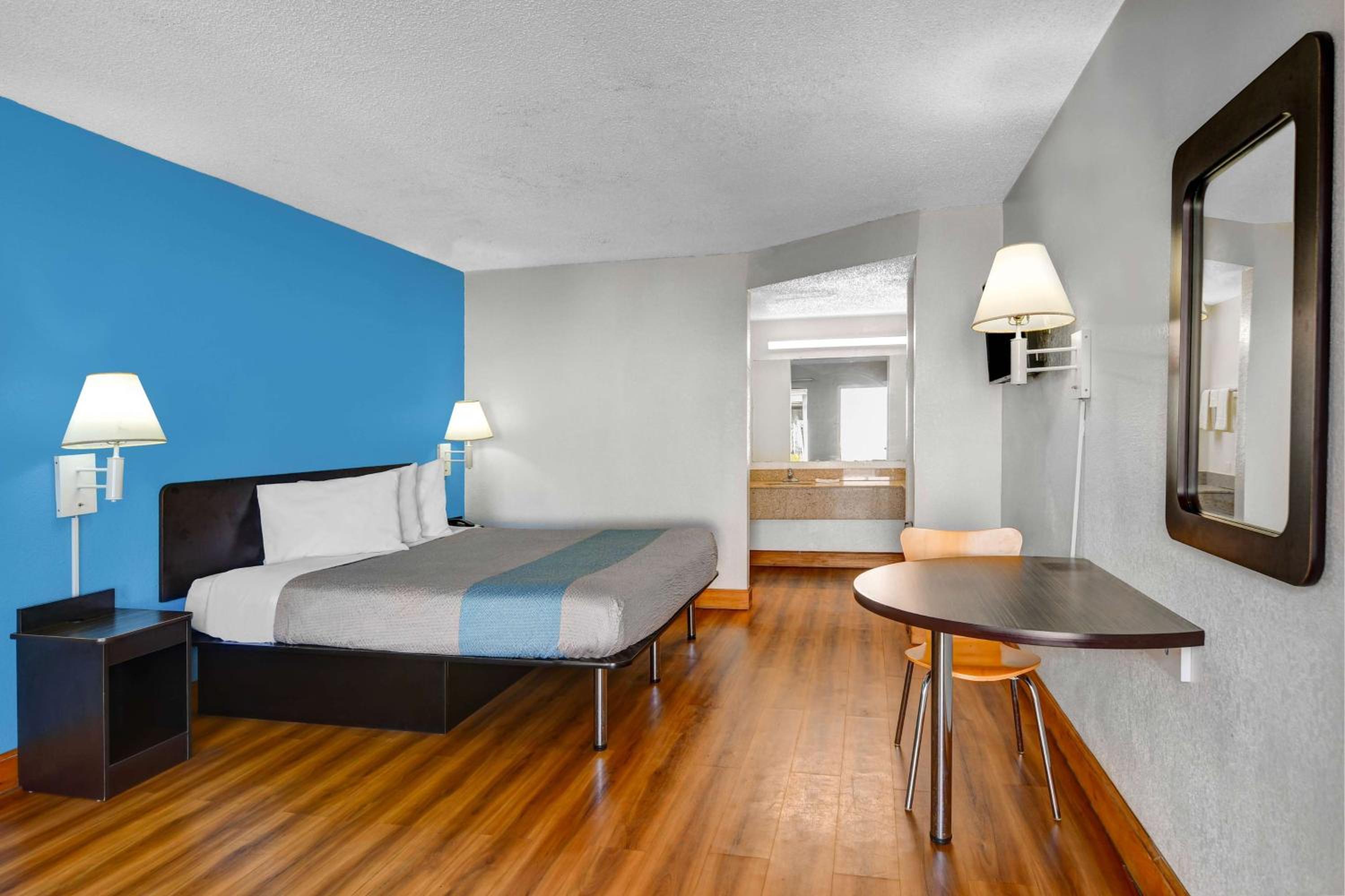 King Room - Non-Smoking - Photo 1