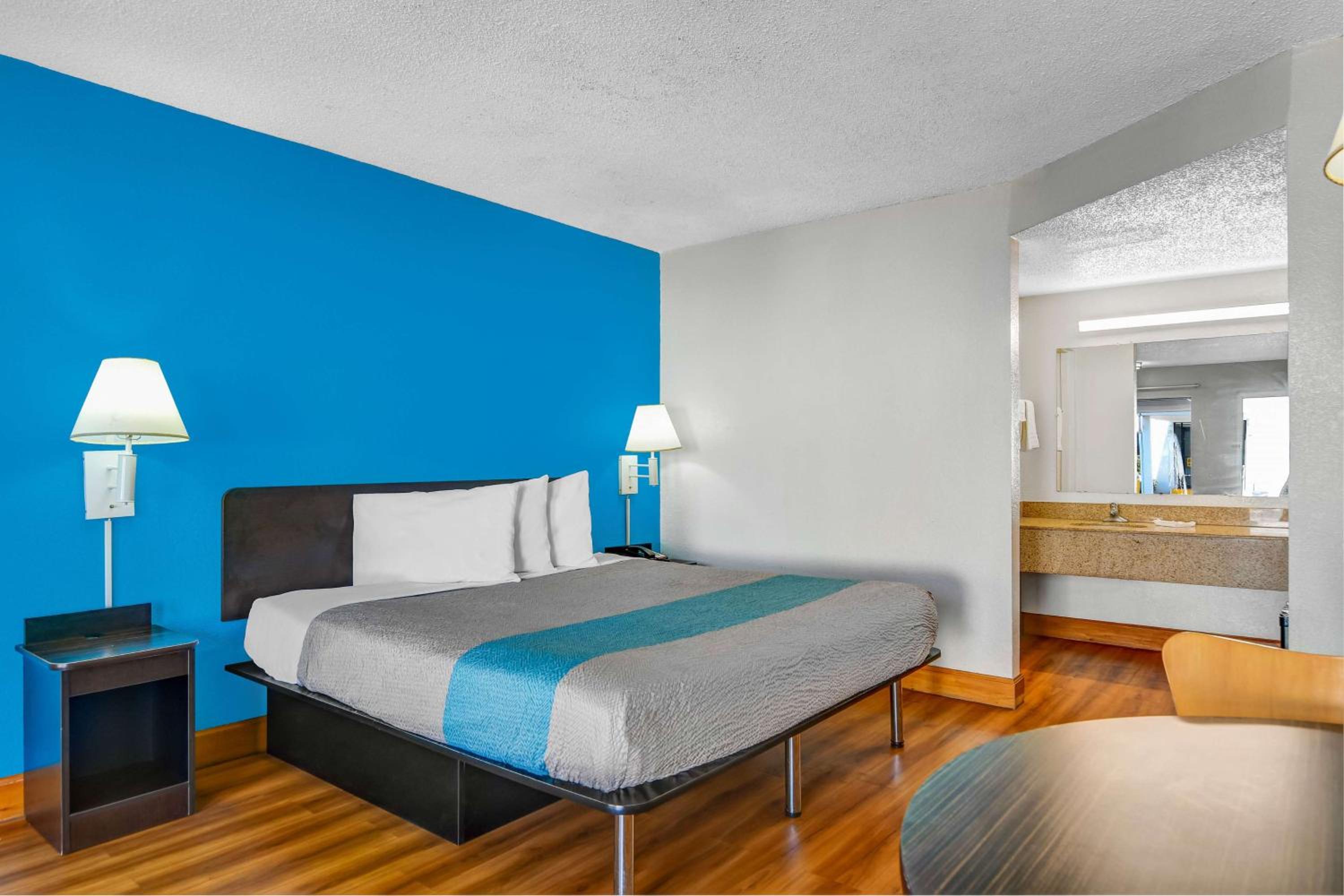 King Room - Non-Smoking - Photo 3