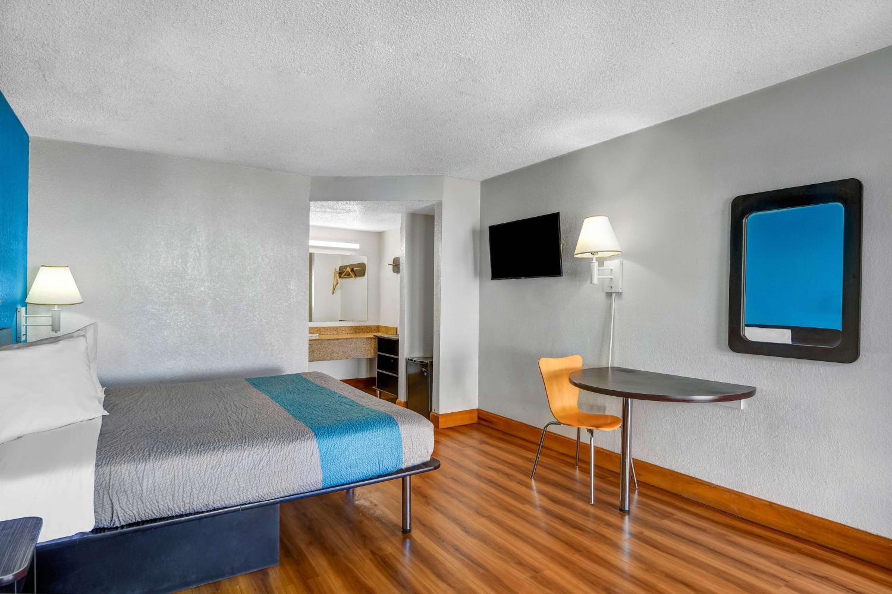 King Room - Non-Smoking - Photo 4