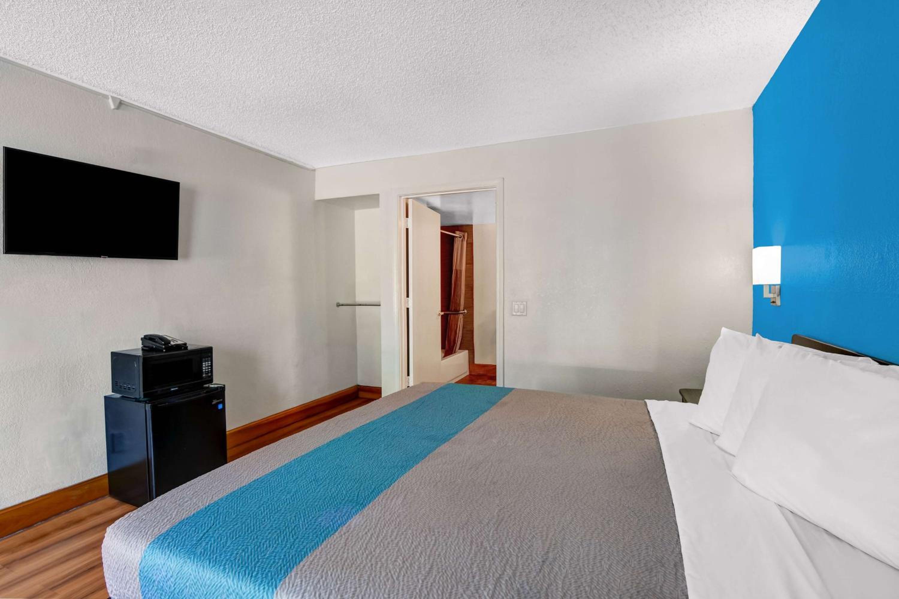 King Room with Roll-in Shower - Disability Access - smoking - Photo 1
