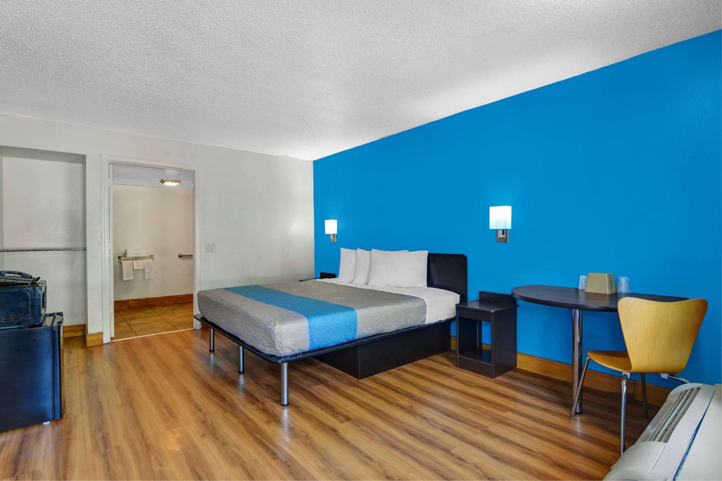 King Room - Disability Access - Non-Smoking - Photo 7