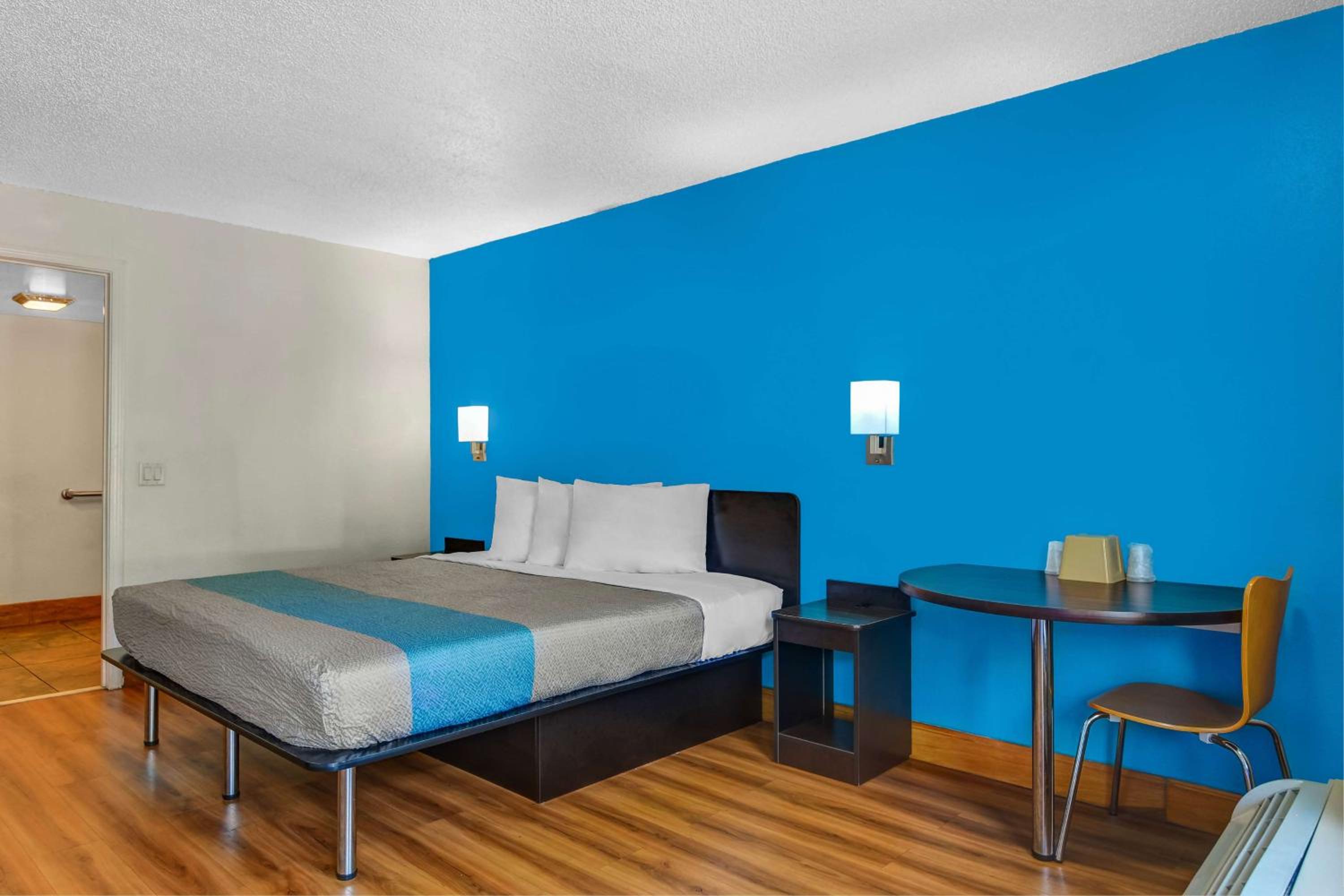 King Room - Disability Access - Non-Smoking - Photo 6
