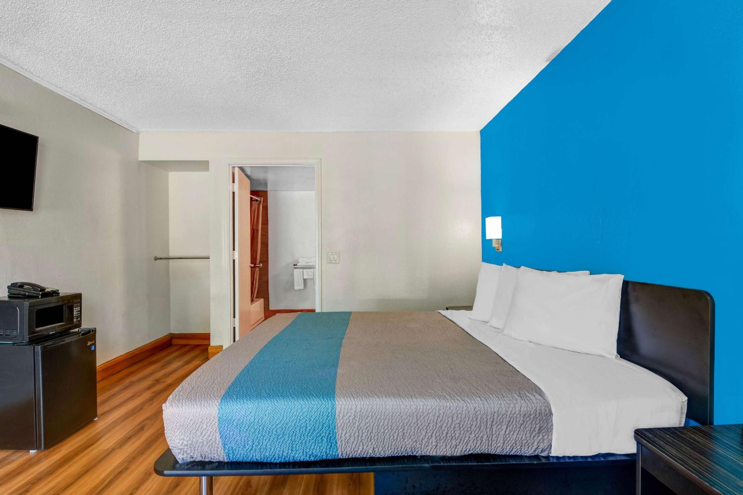King Room - Disability Access - Non-Smoking - Photo 5
