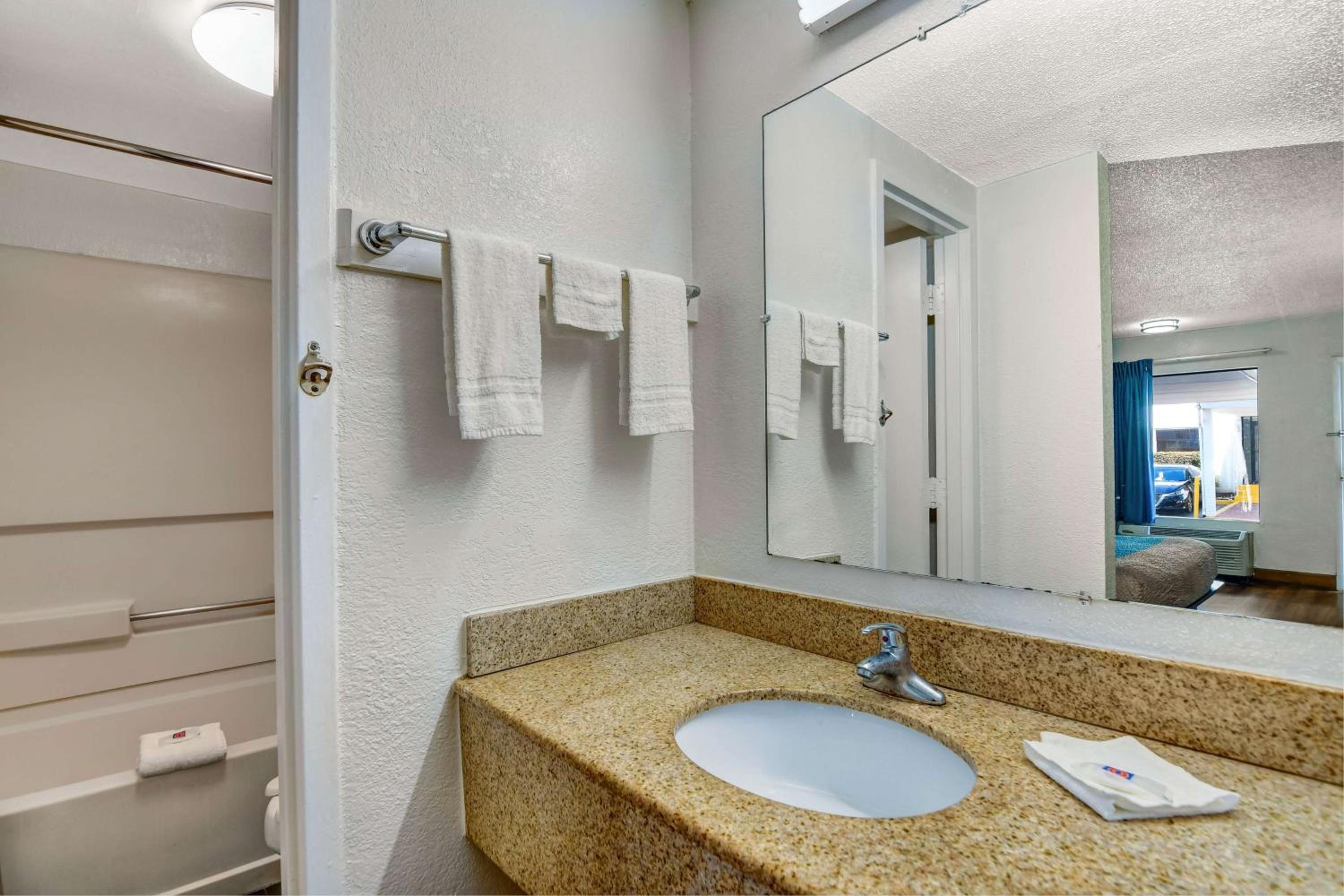Quadruple Room - Non-Smoking - Photo 3