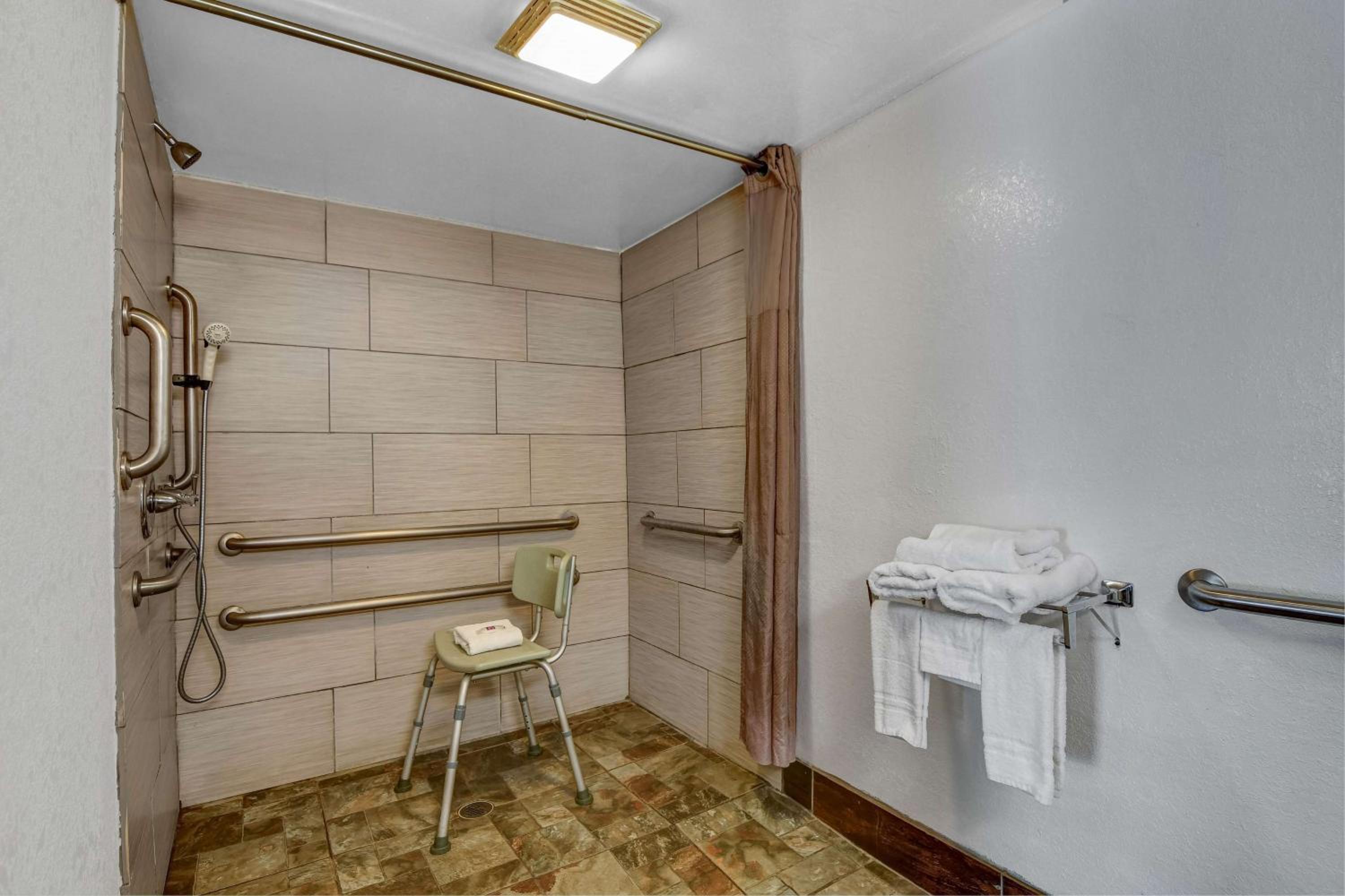 Quadruple Room - Disability Access - Roll in Shower - Photo 4