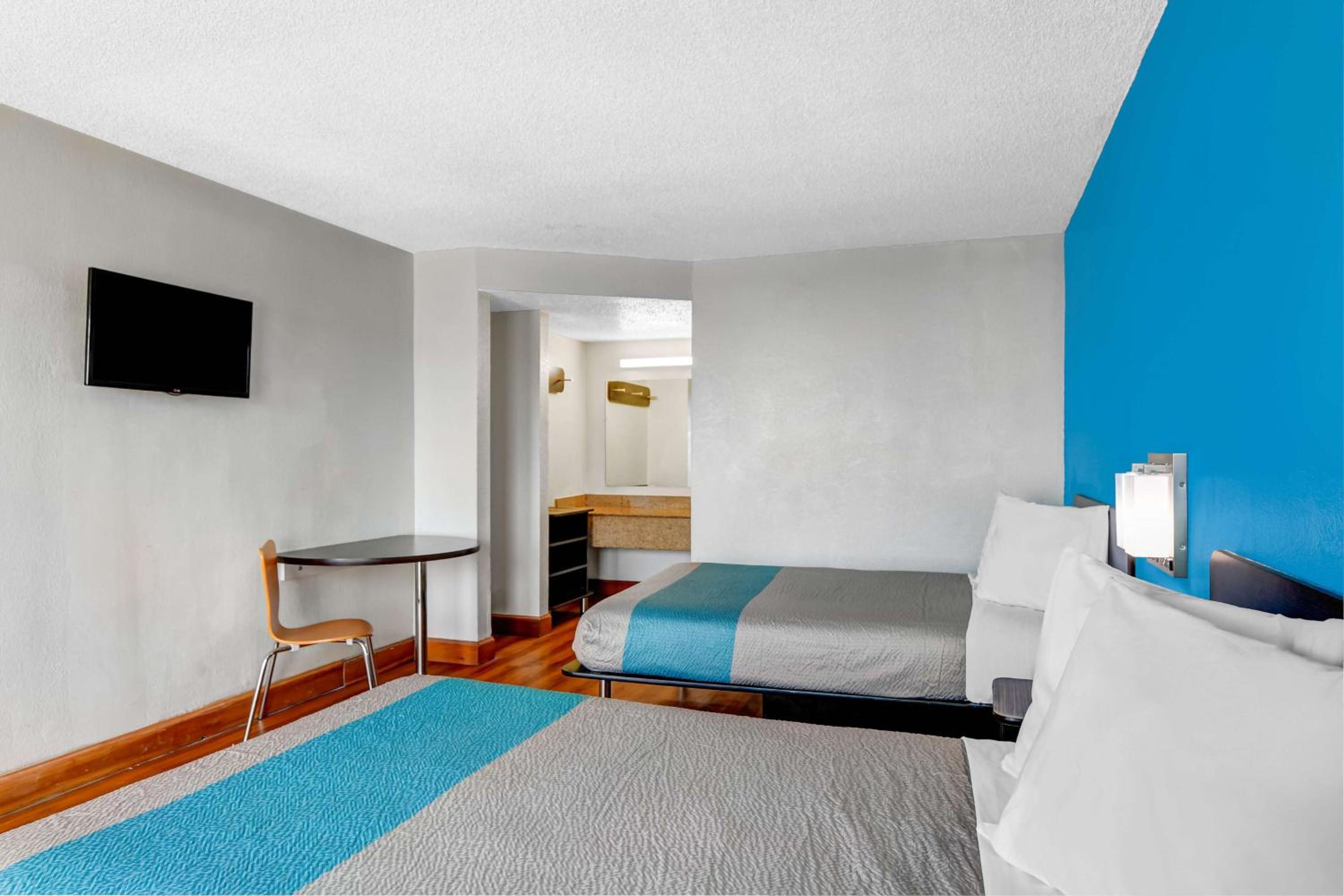 Quadruple Room - Non-Smoking - Photo 5