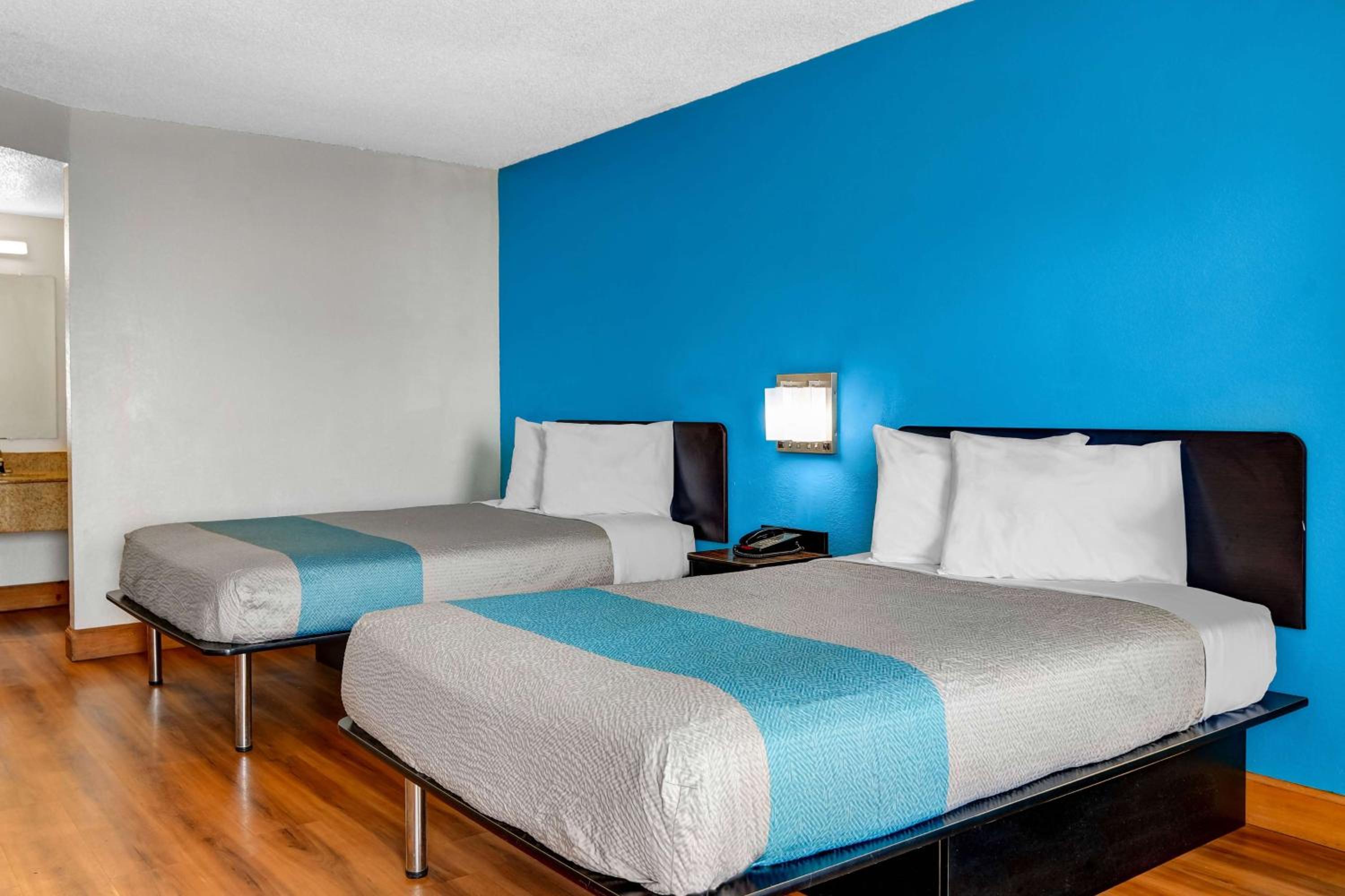 Quadruple Room - Non-Smoking - Photo 4