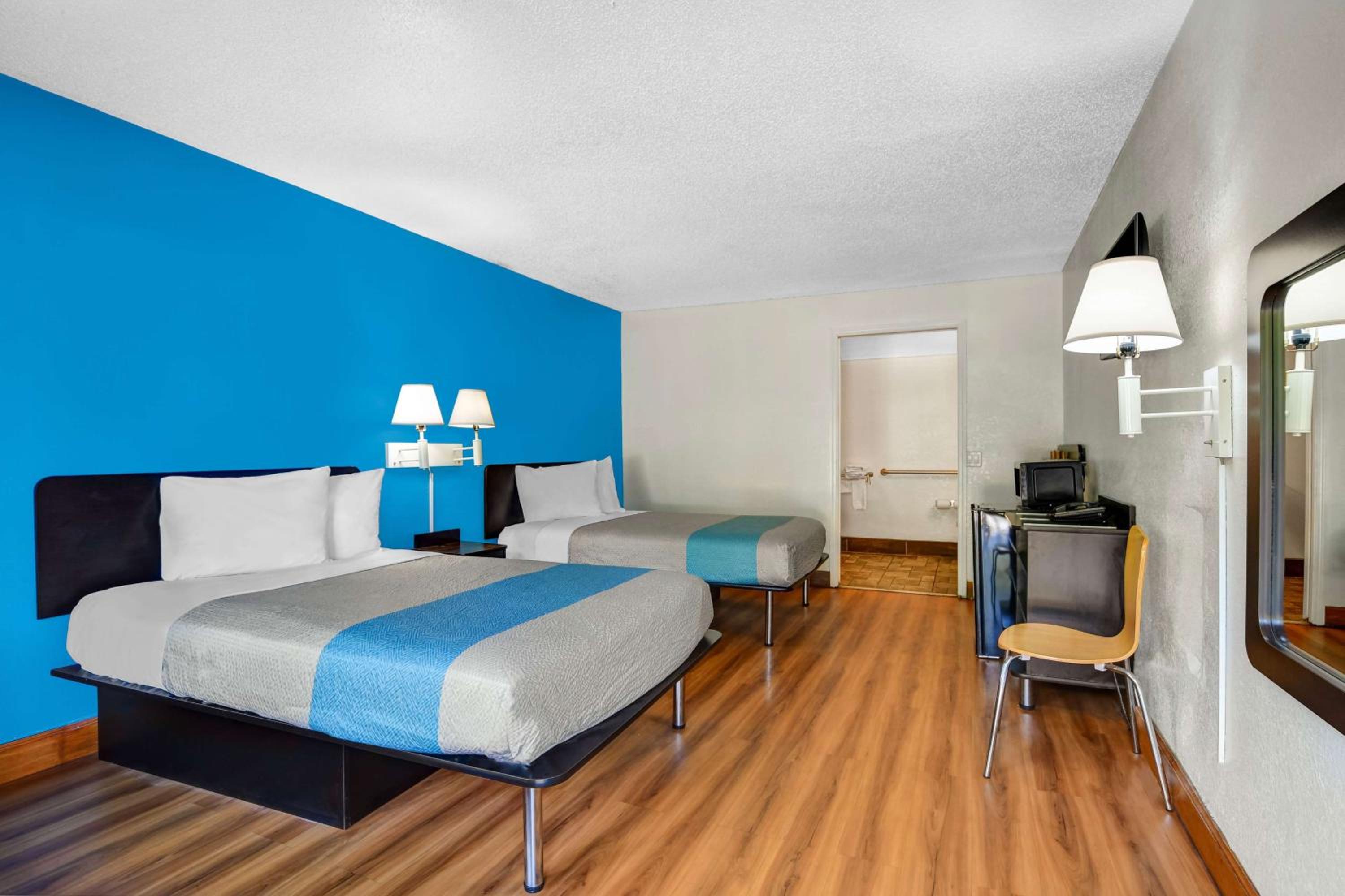 Quadruple Room - Disability Access - Roll in Shower - Photo 3