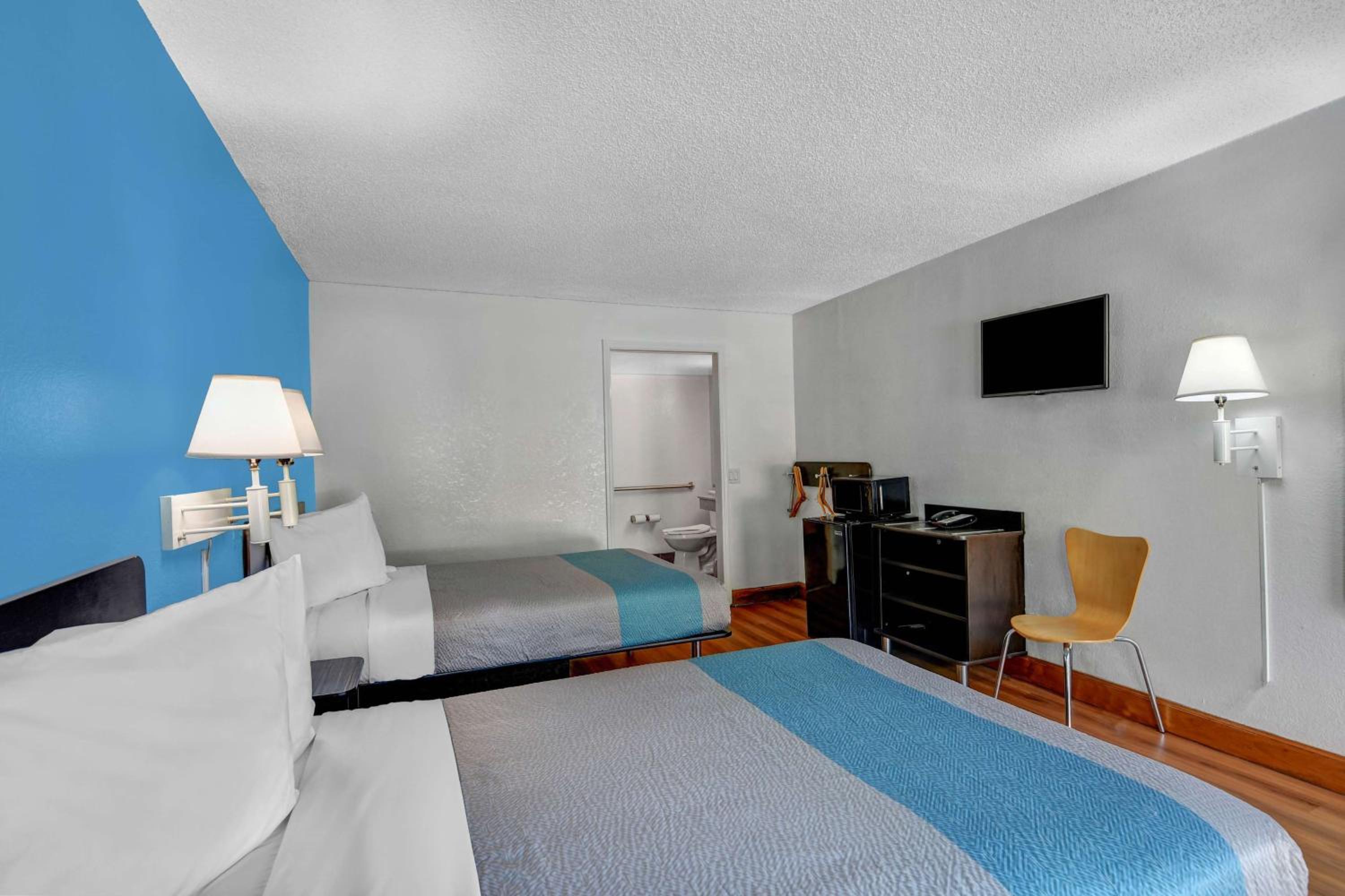 Quadruple Room - Disability Access - Roll in Shower - Photo 2