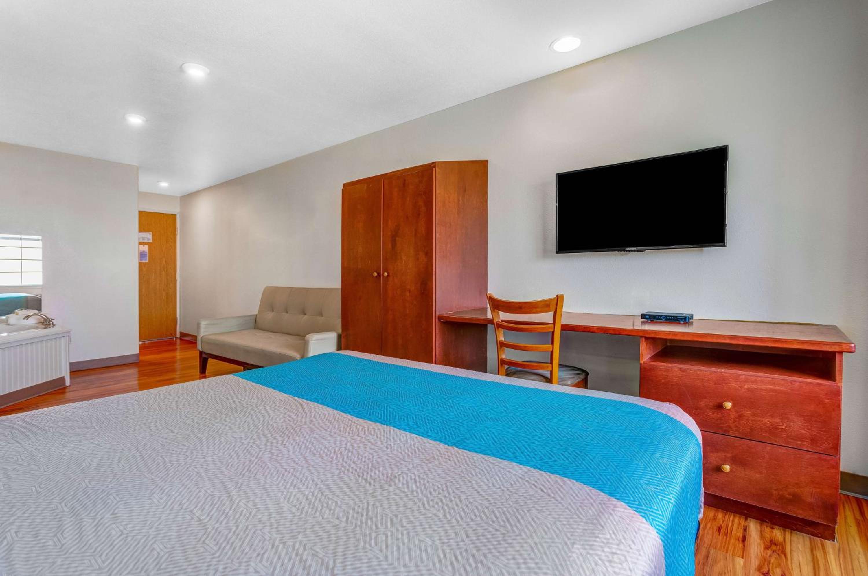 Queen Suite - Non-Smoking - Photo 1