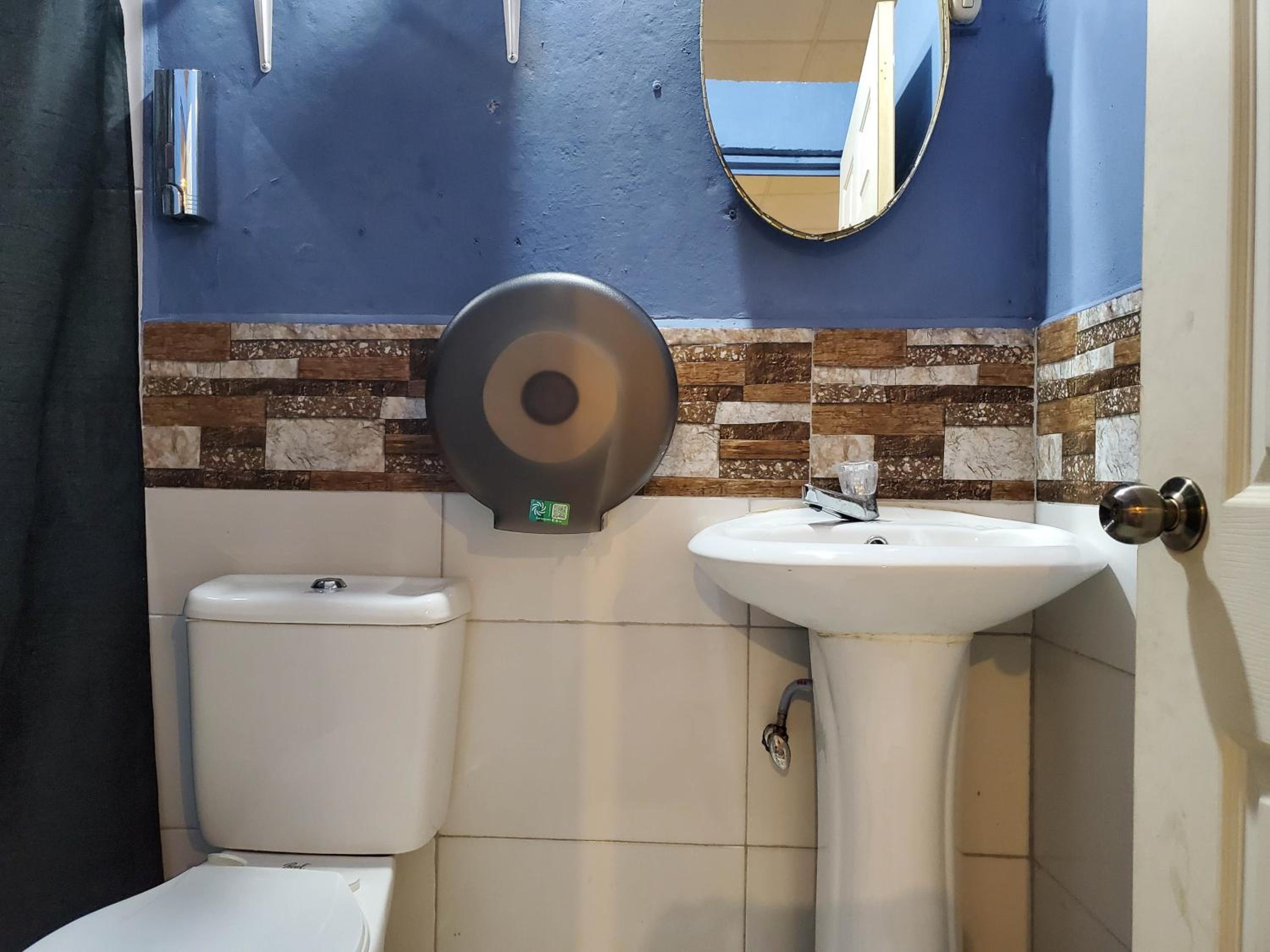 Family Room with Private Bathroom photo 2