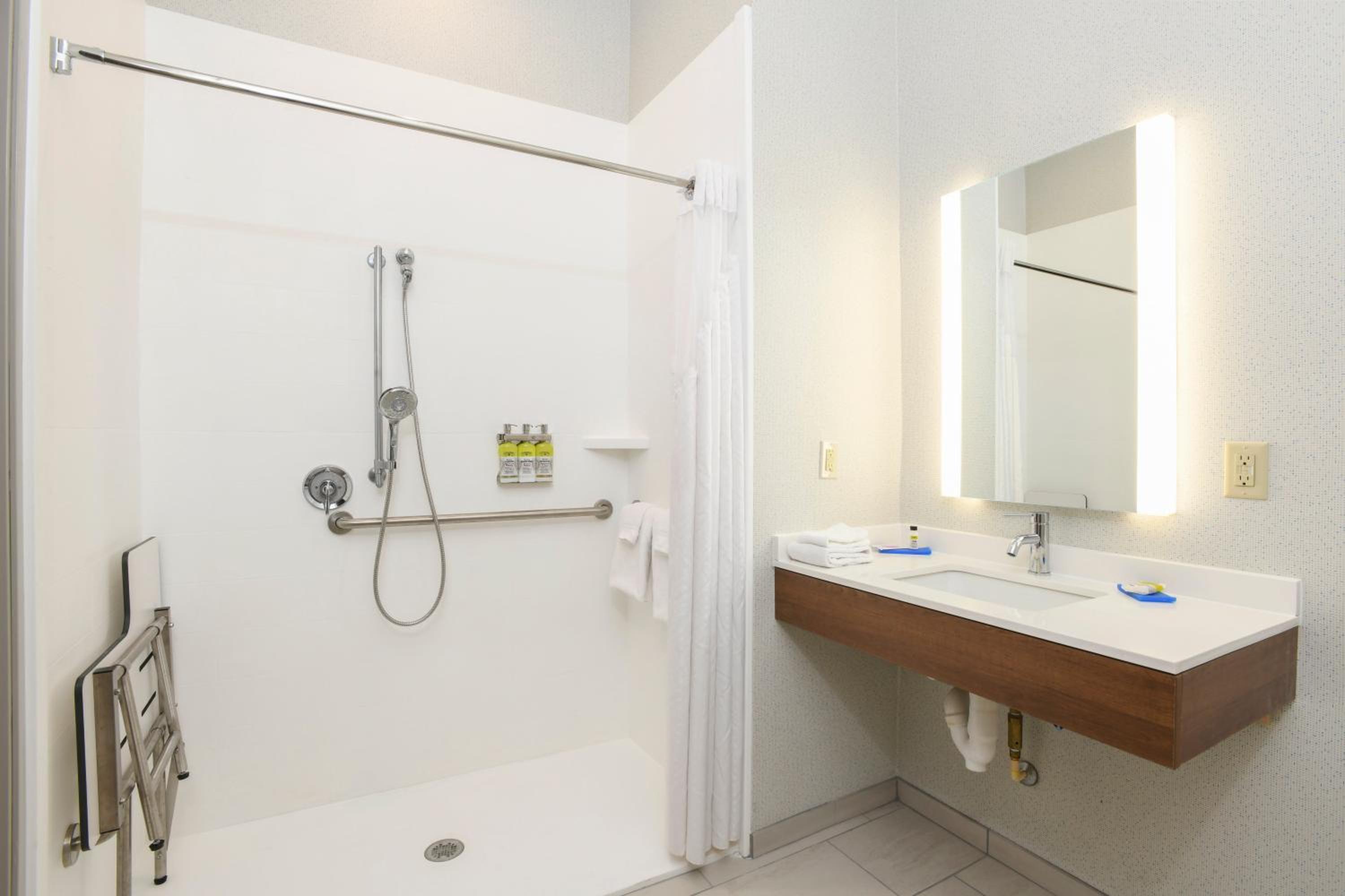 Standard Queen Room with Two Queen Beds and Roll-In Shower - Mobility Access - Photo 2
