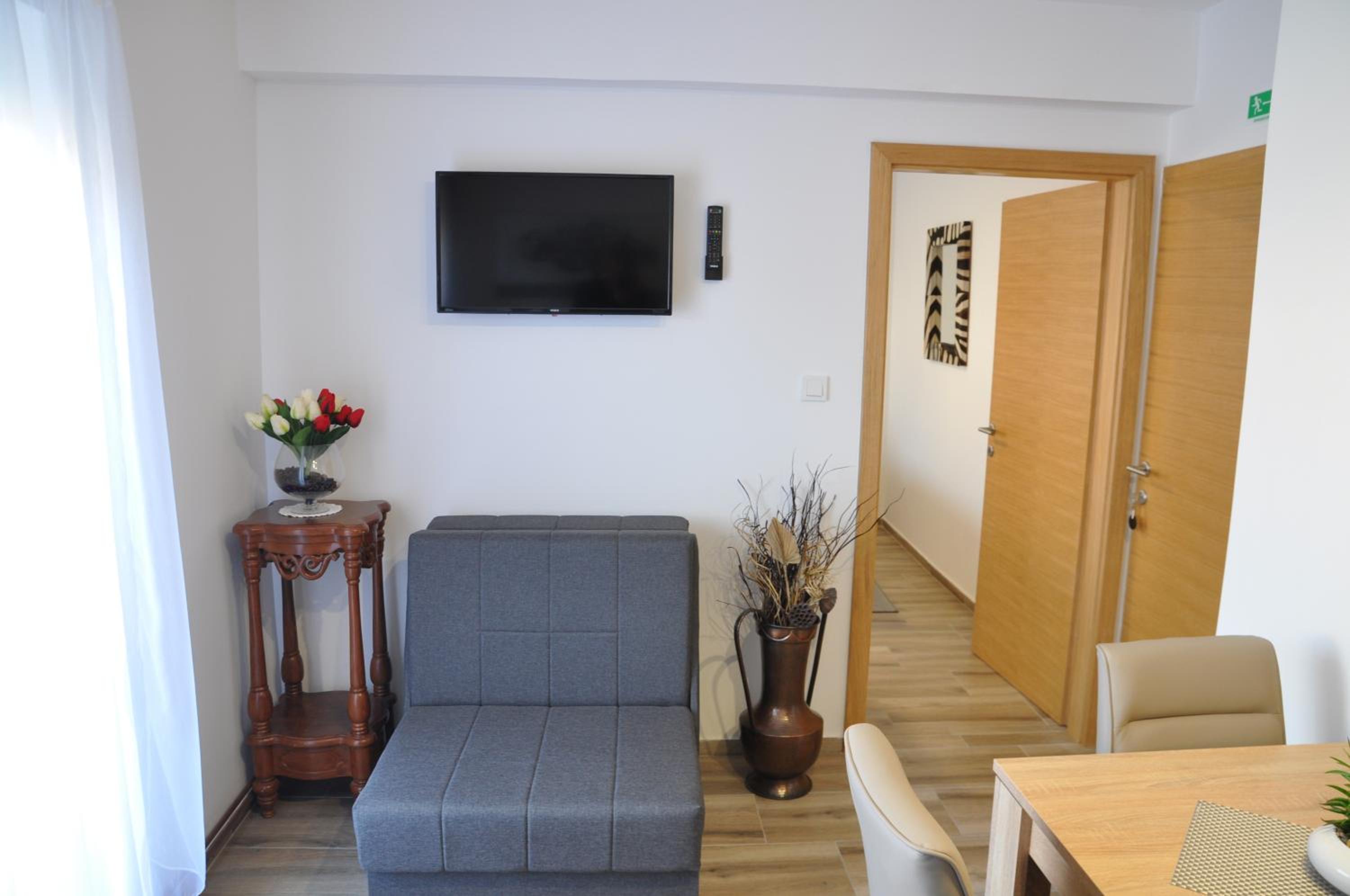 One-Bedroom Apartment photo 1