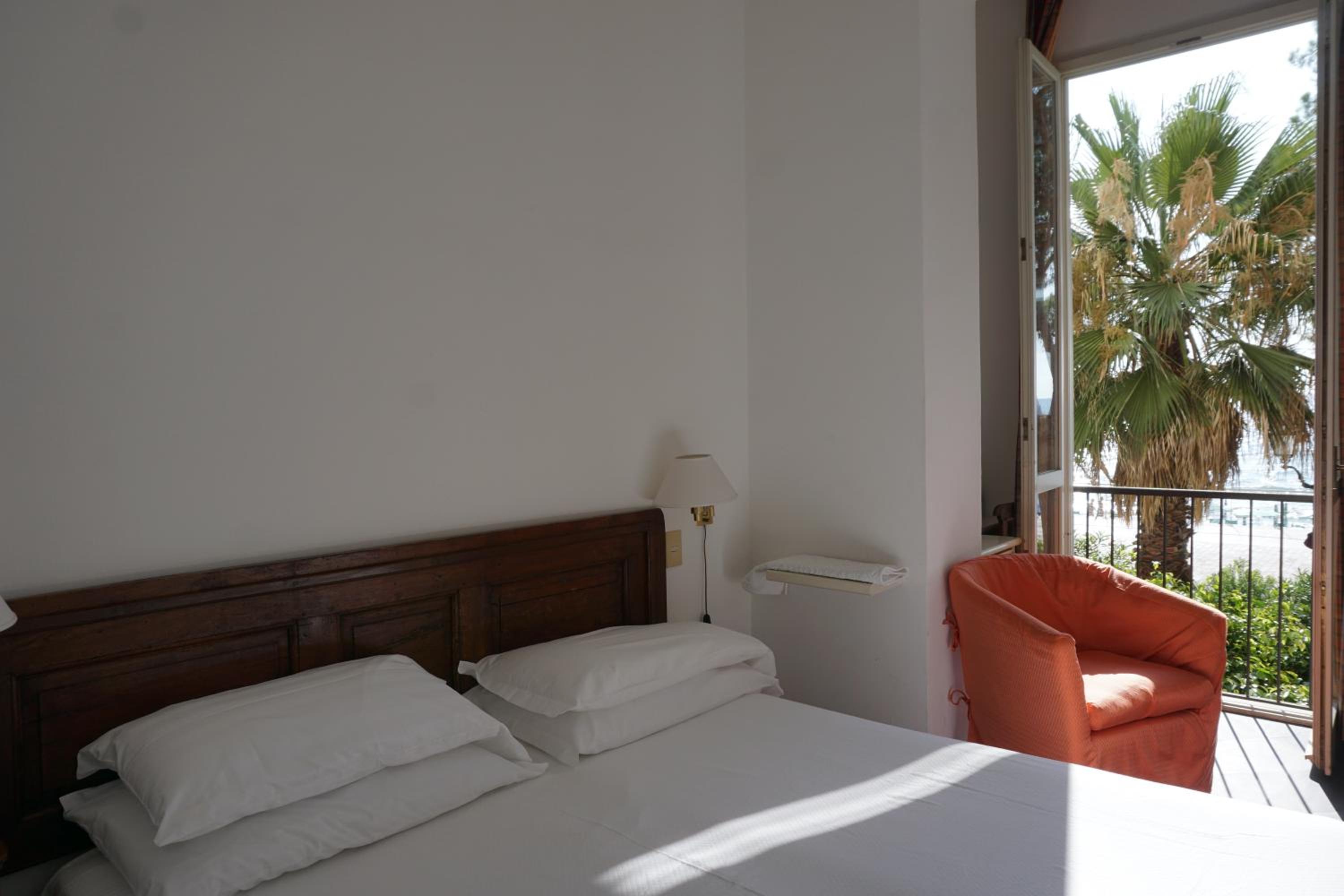 Double or Twin Room with Sea View photo 3