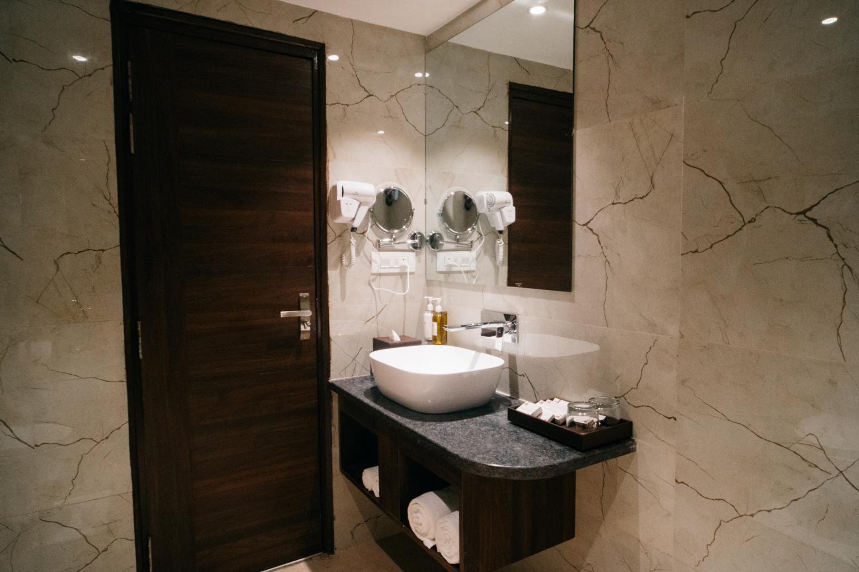 Deluxe Double Room - Photo 16