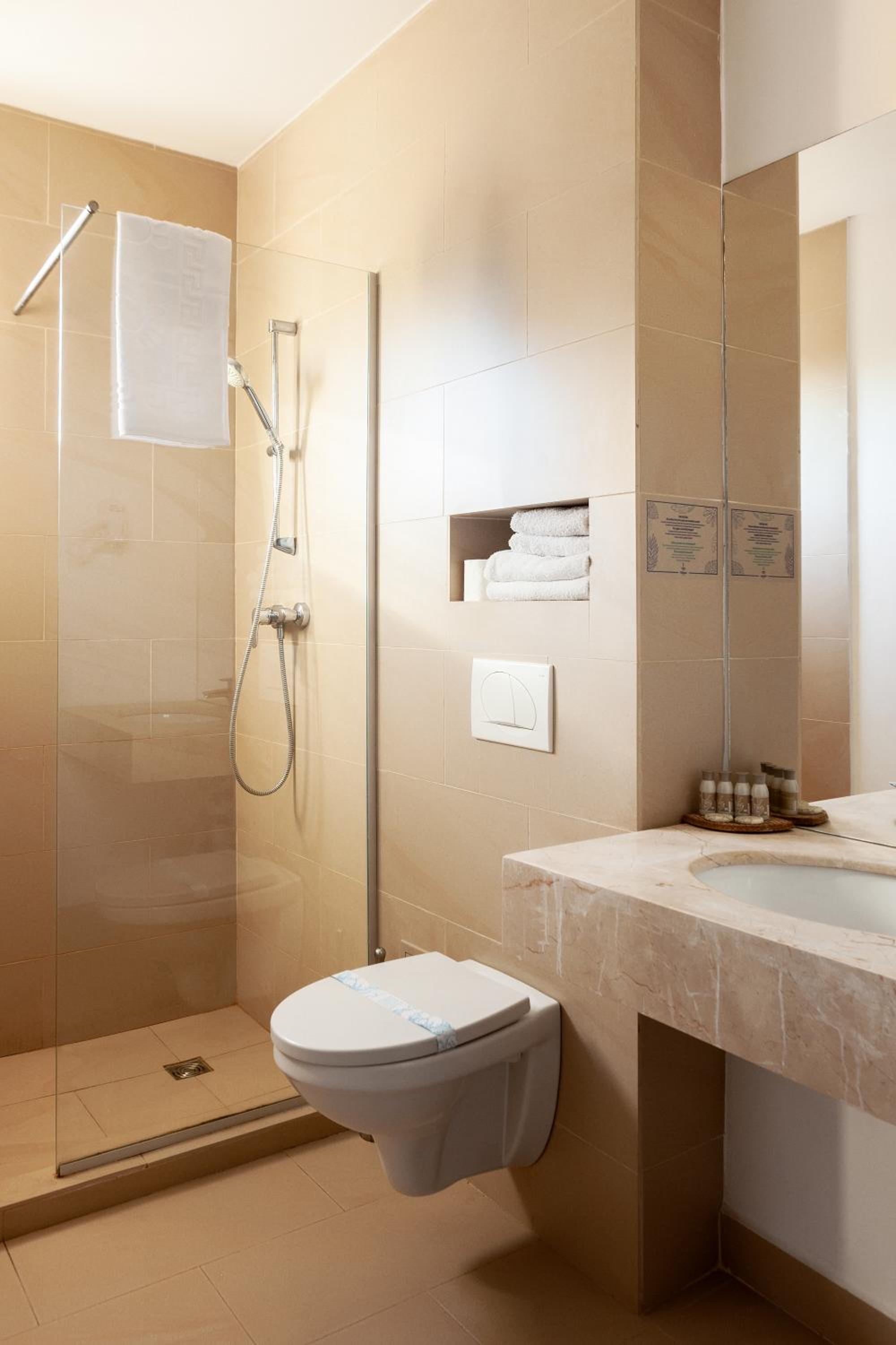 Standard Double or Twin Room - Photo 7