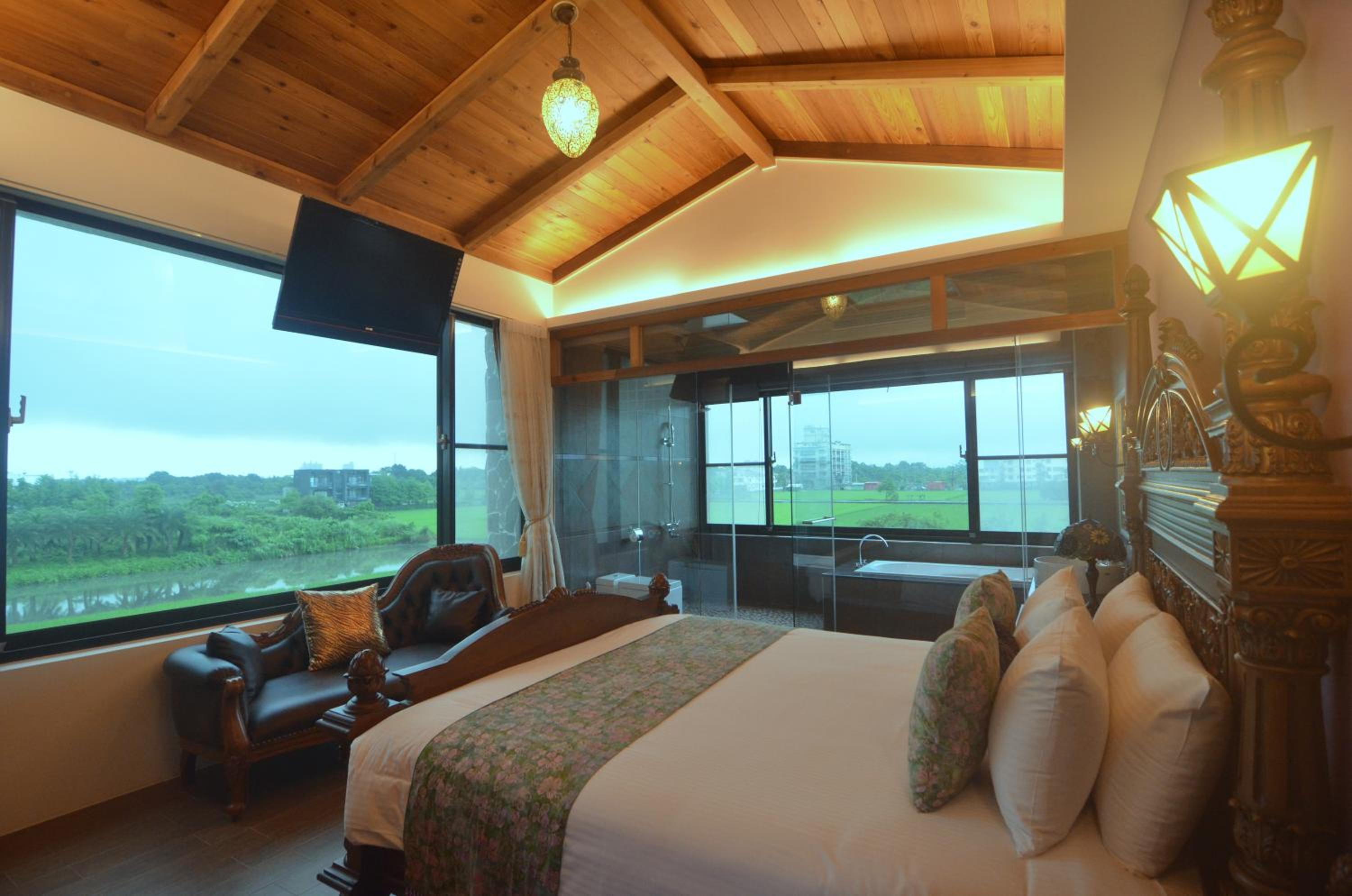 Deluxe King Room photo 2