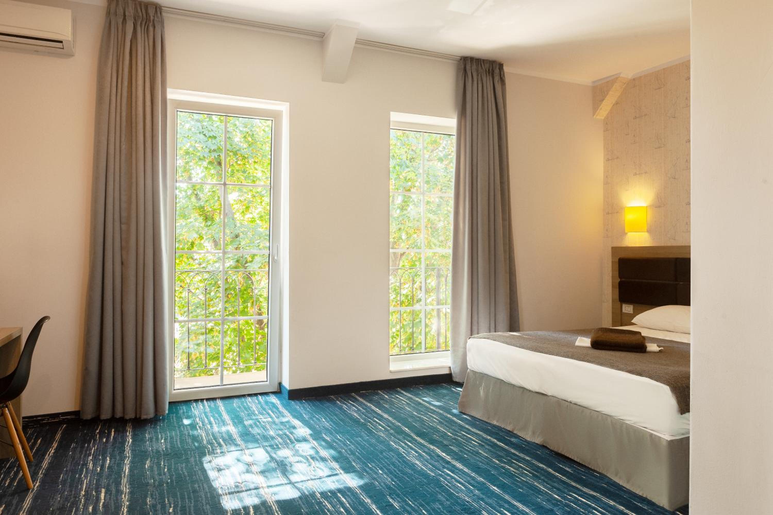 Standard Double or Twin Room - Photo 2