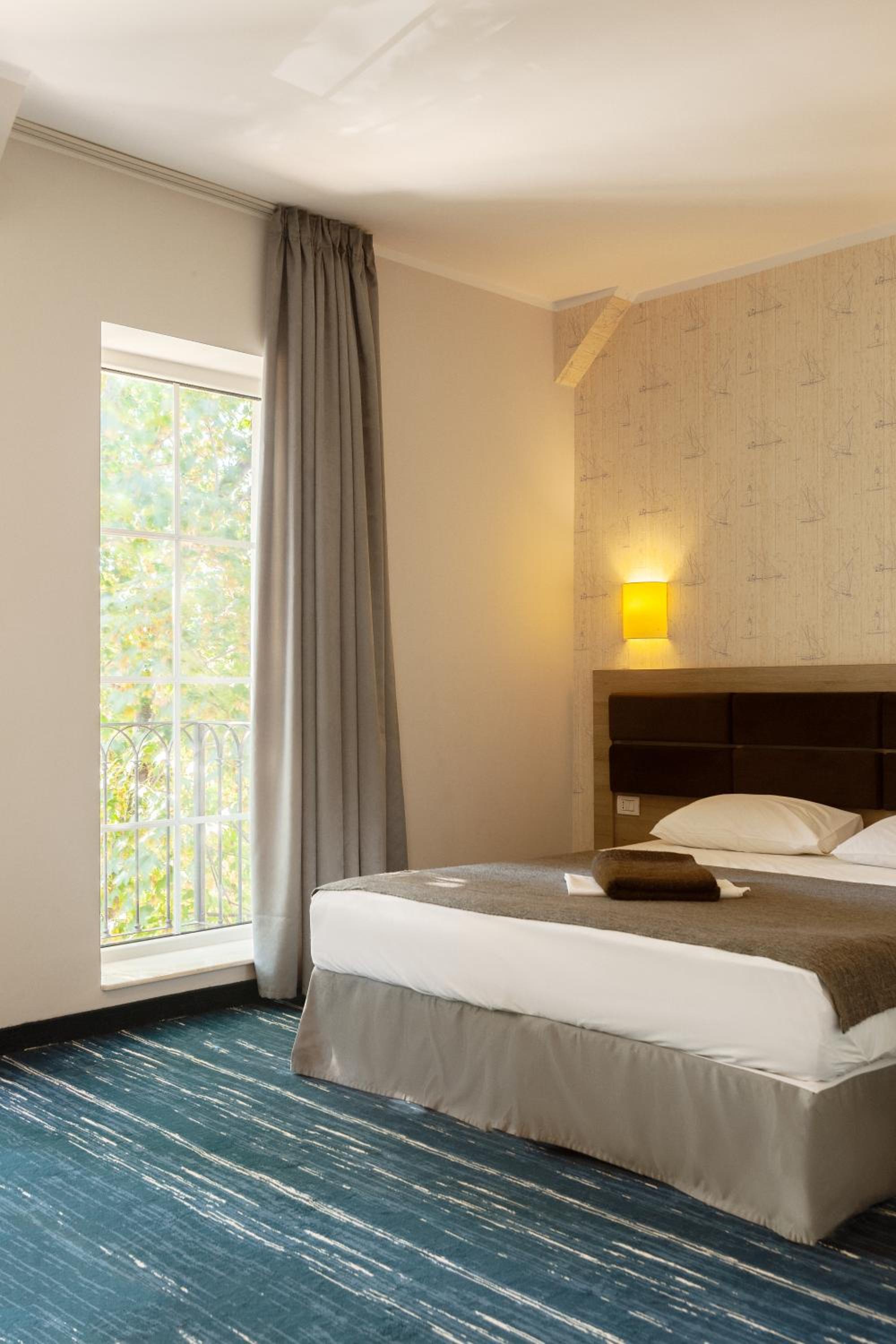 Standard Double or Twin Room - Photo 3