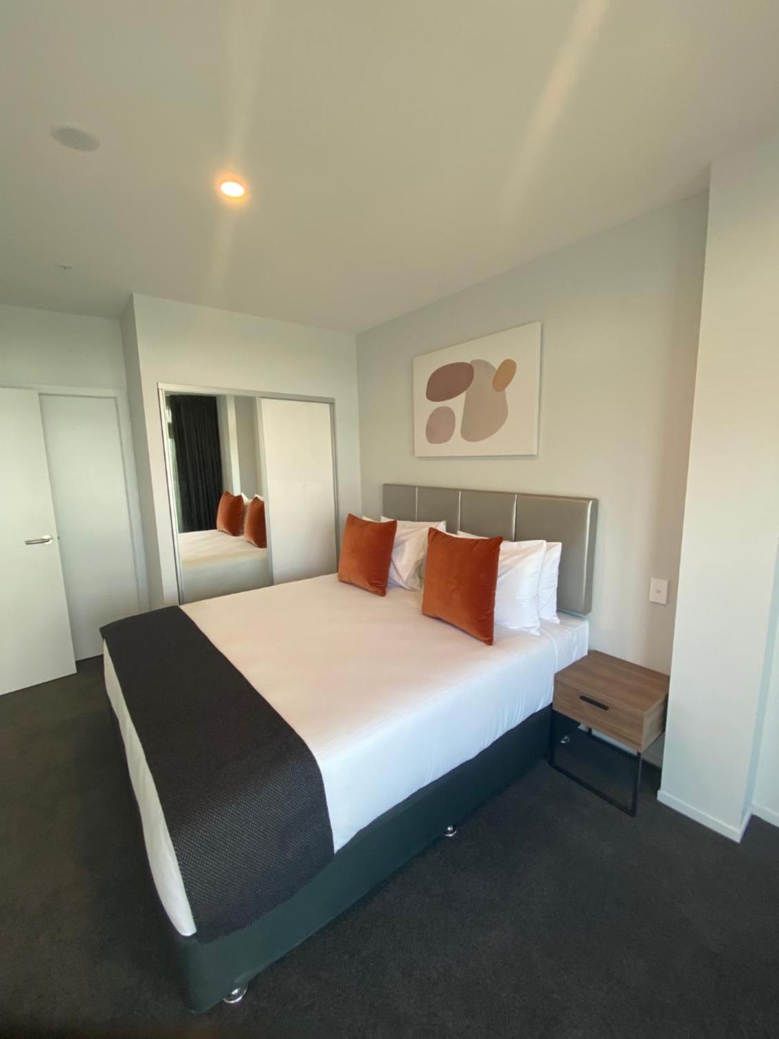 One-Bedroom Deluxe King Apartment with Kitchen - Top Floor/Non-Motorway Facing
