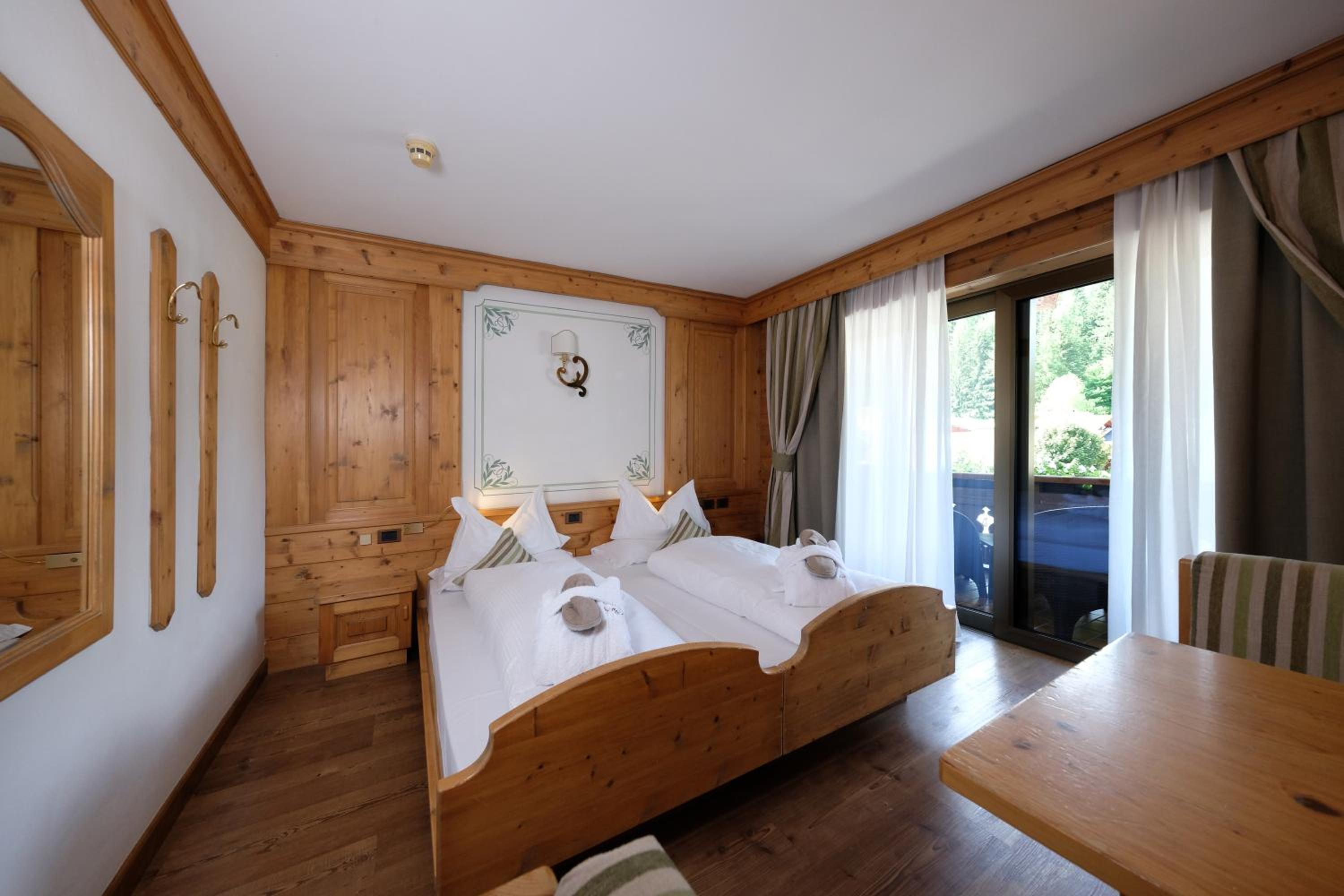 Double or Twin Room with Mountain View photo 3