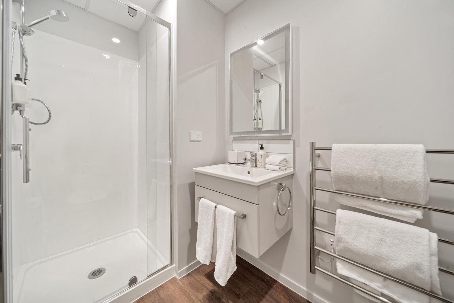 King Studio Apartment with Kitchenette - Motorway Facing