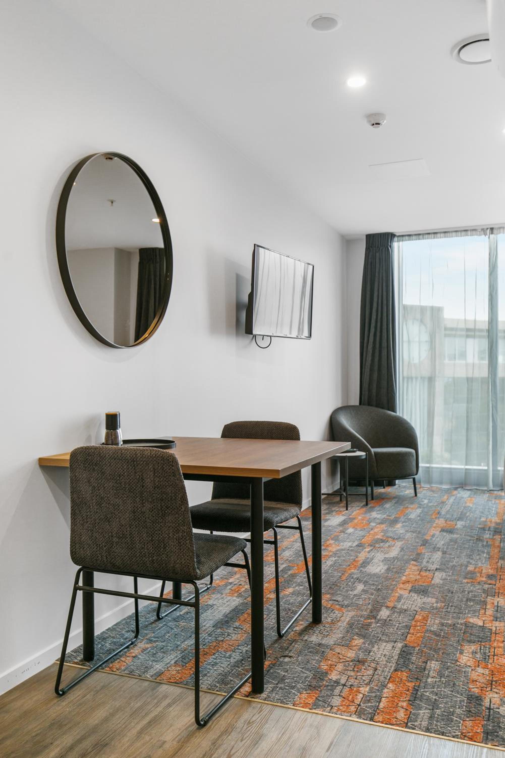 King Studio Apartment with Kitchenette thumbnail 5