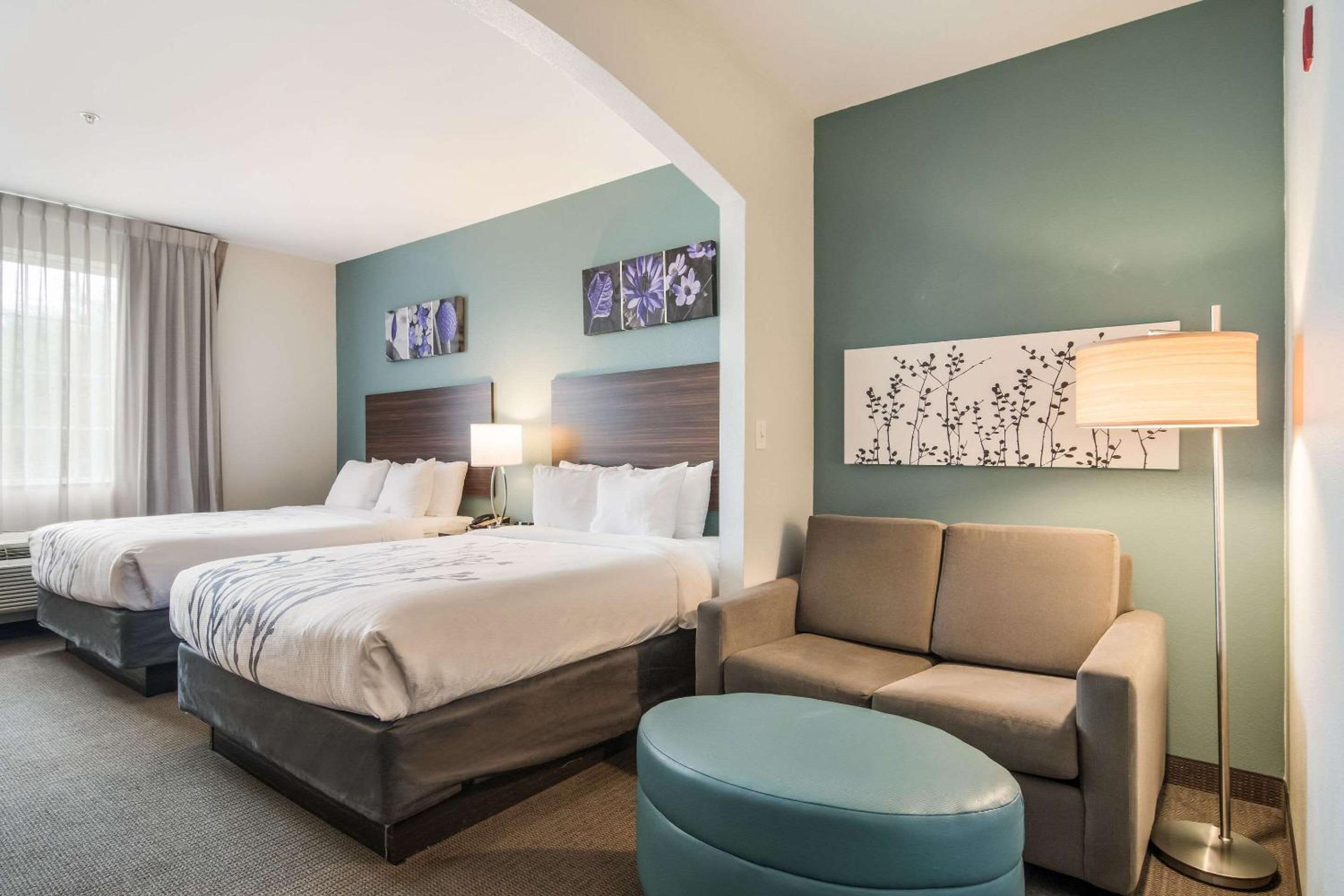 Queen Suite with Two Queen Beds - Non-Smoking - Photo 1
