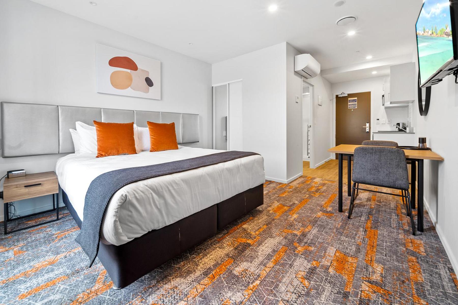 King Studio Apartment with Kitchenette - Motorway Facing