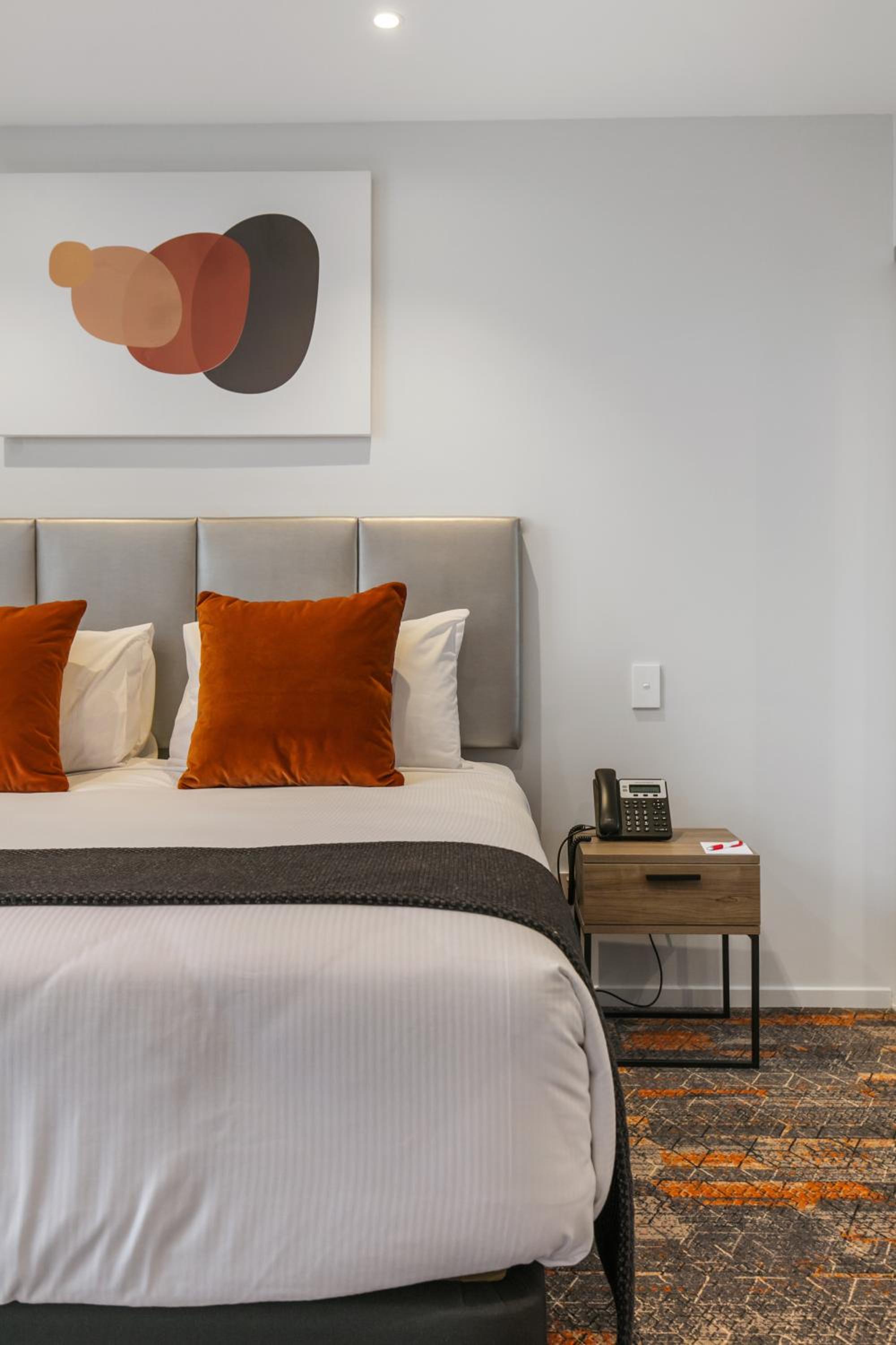 King Studio Apartment with Kitchenette - Motorway Facing