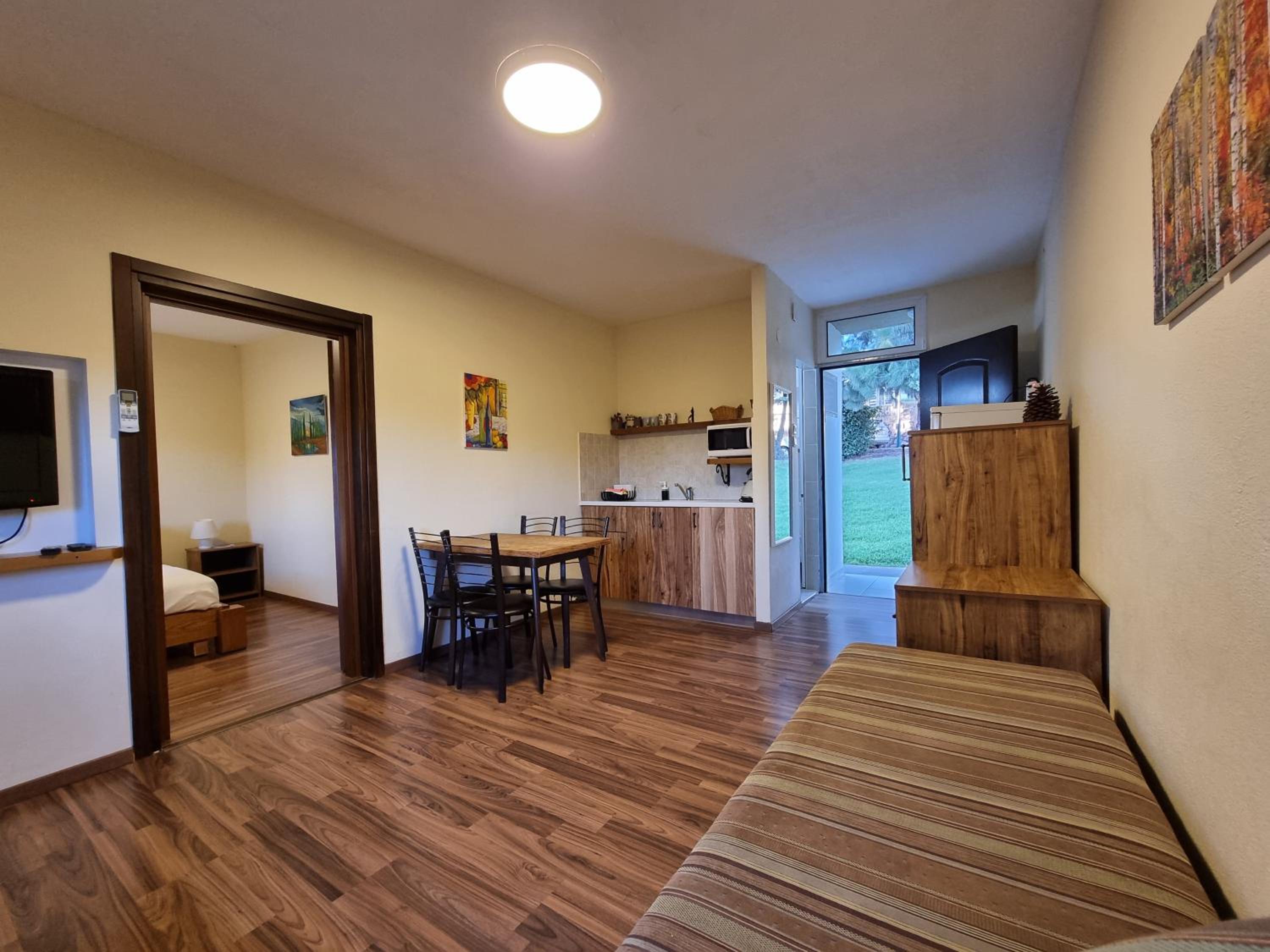 One-Bedroom Apartment photo 1
