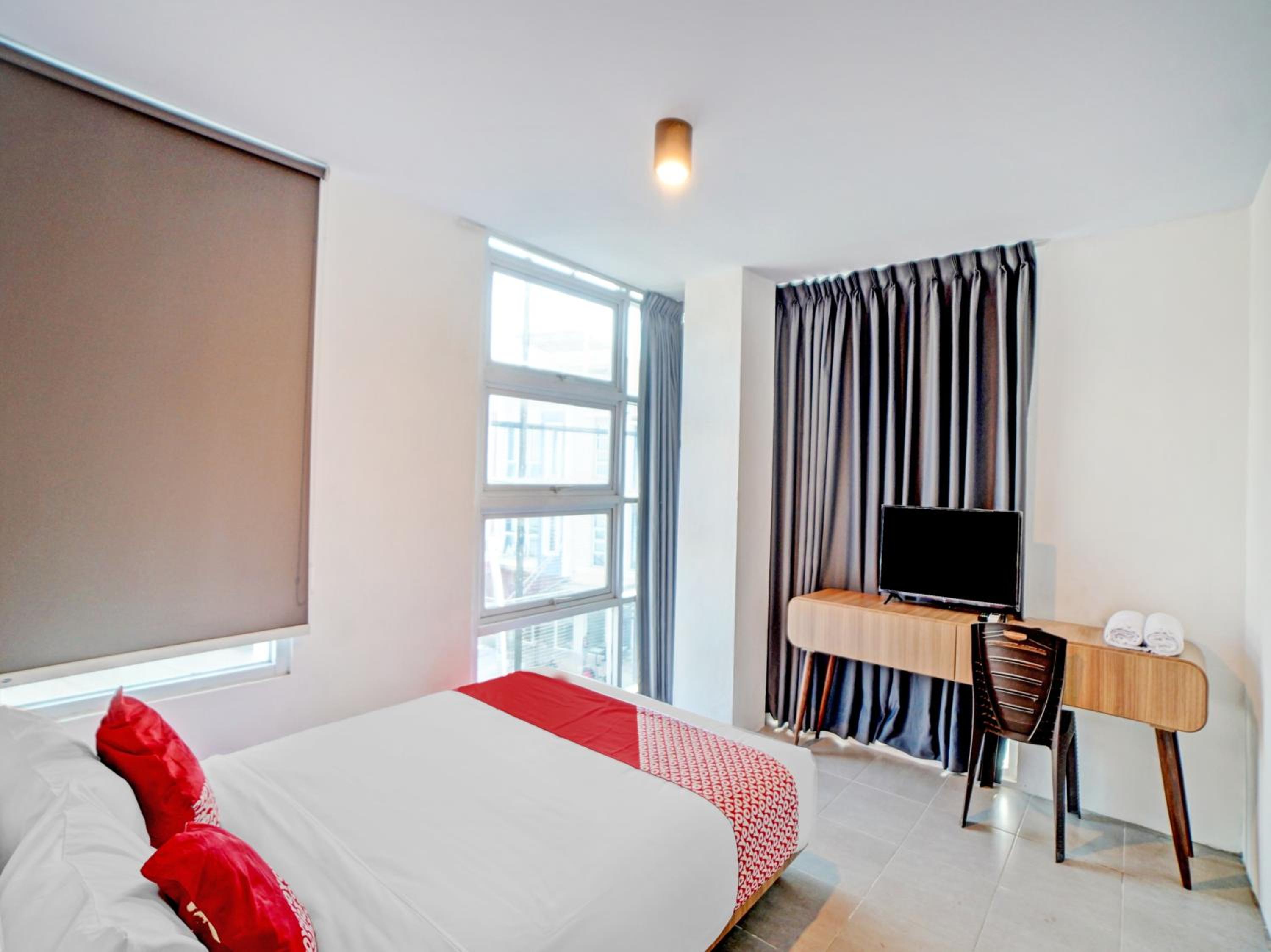 Deluxe King Room - Photo 8