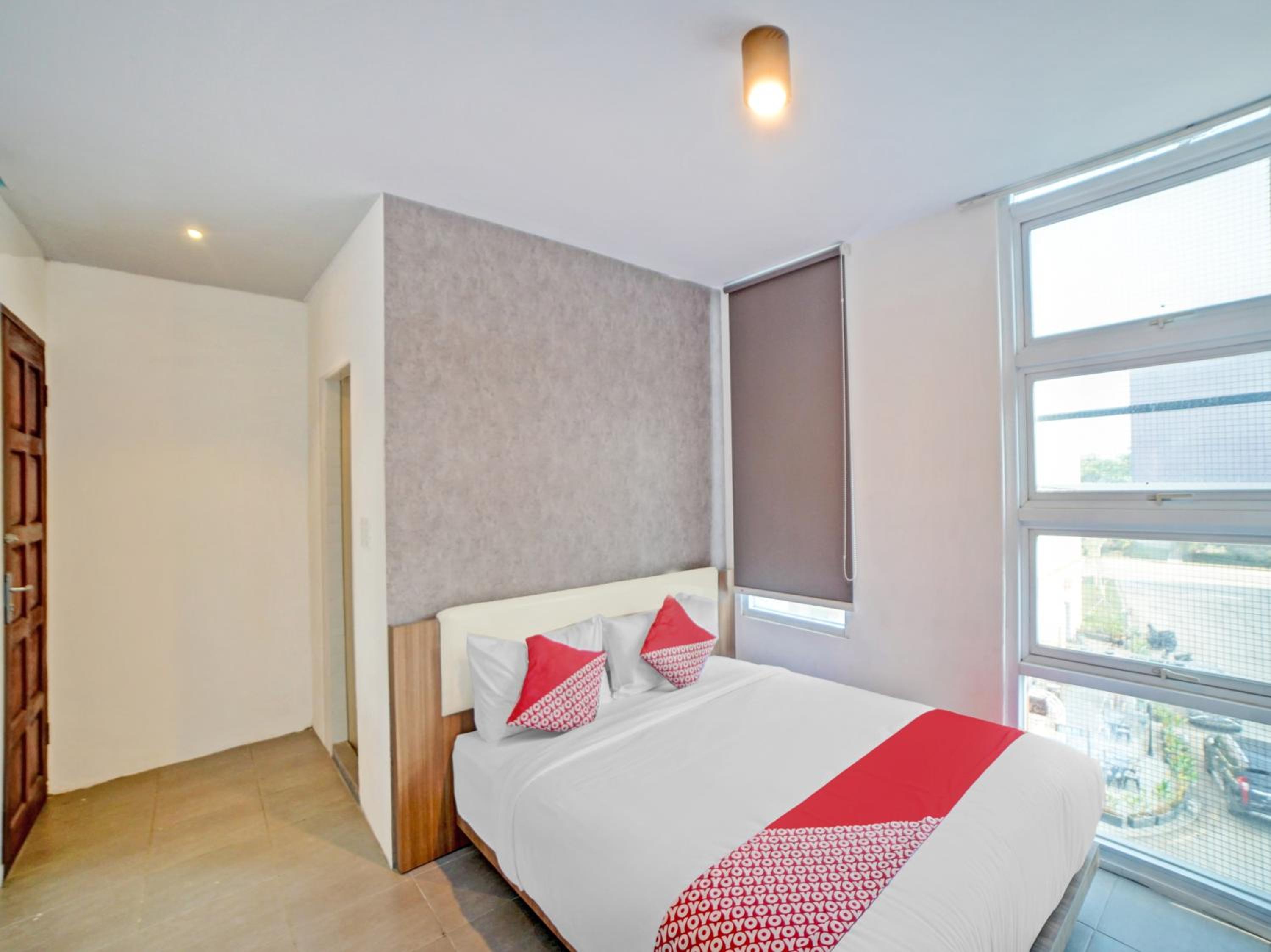Deluxe King Room - Photo 3