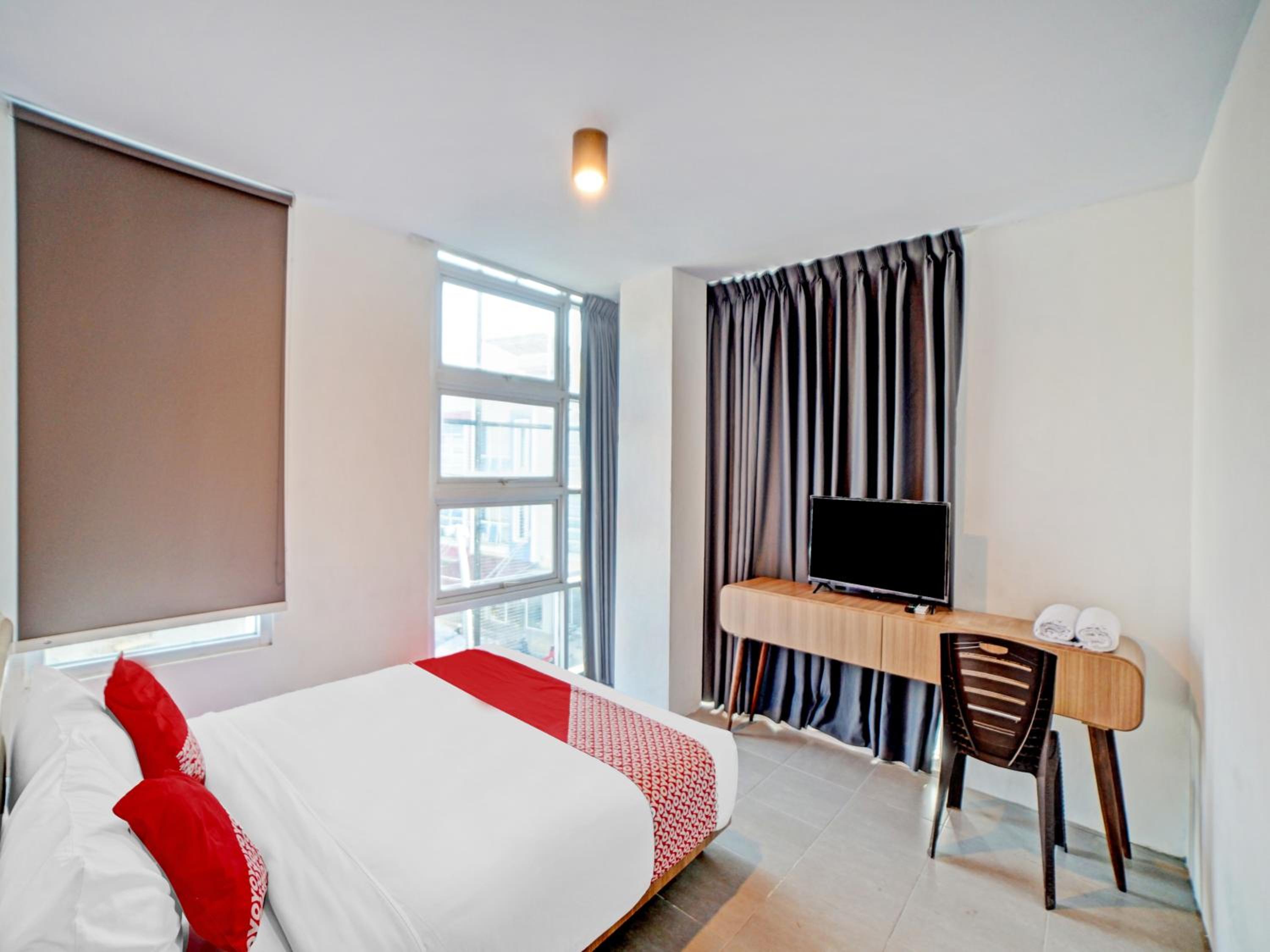 Deluxe King Room - Photo 2