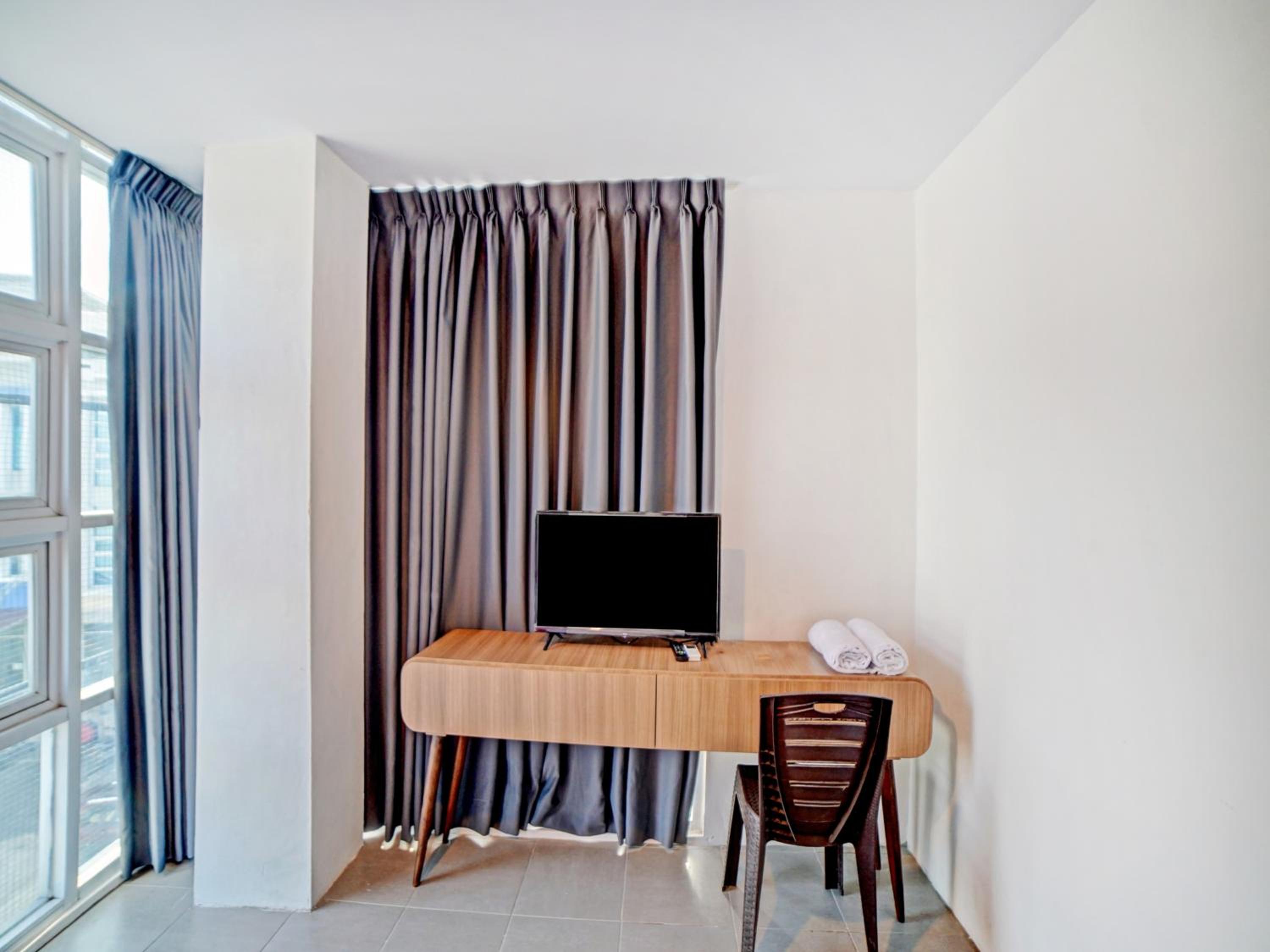 Deluxe King Room - Photo 7