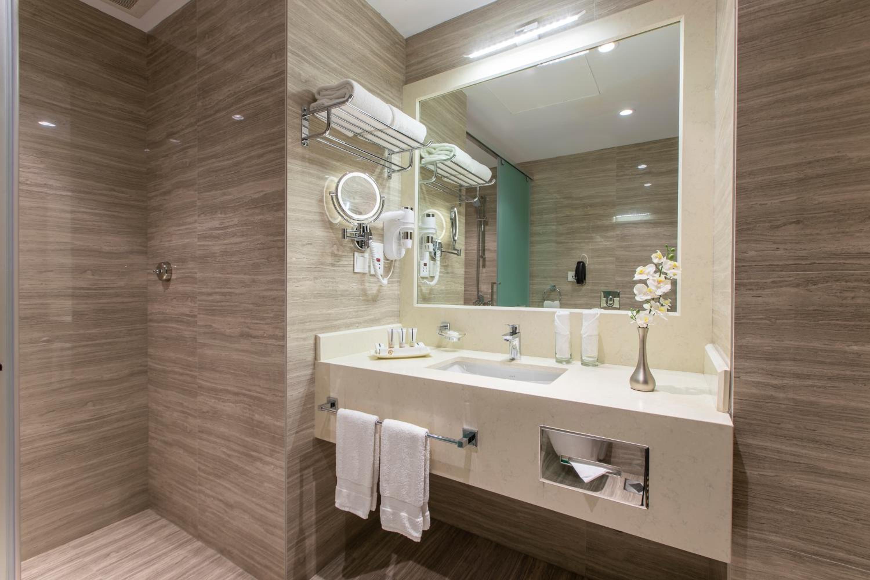 Standard Twin Room - Photo 6