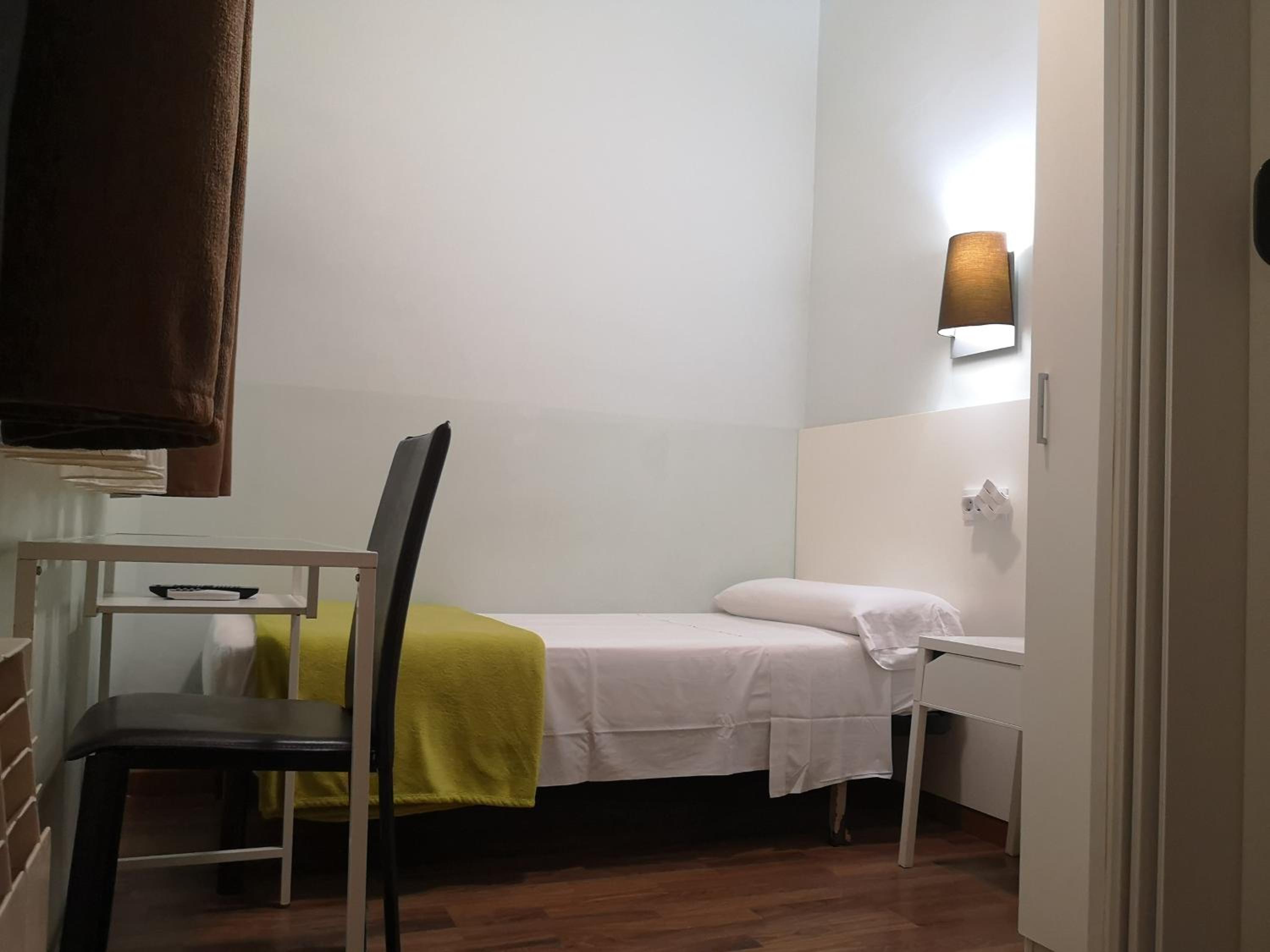 Small Single Room photo 2