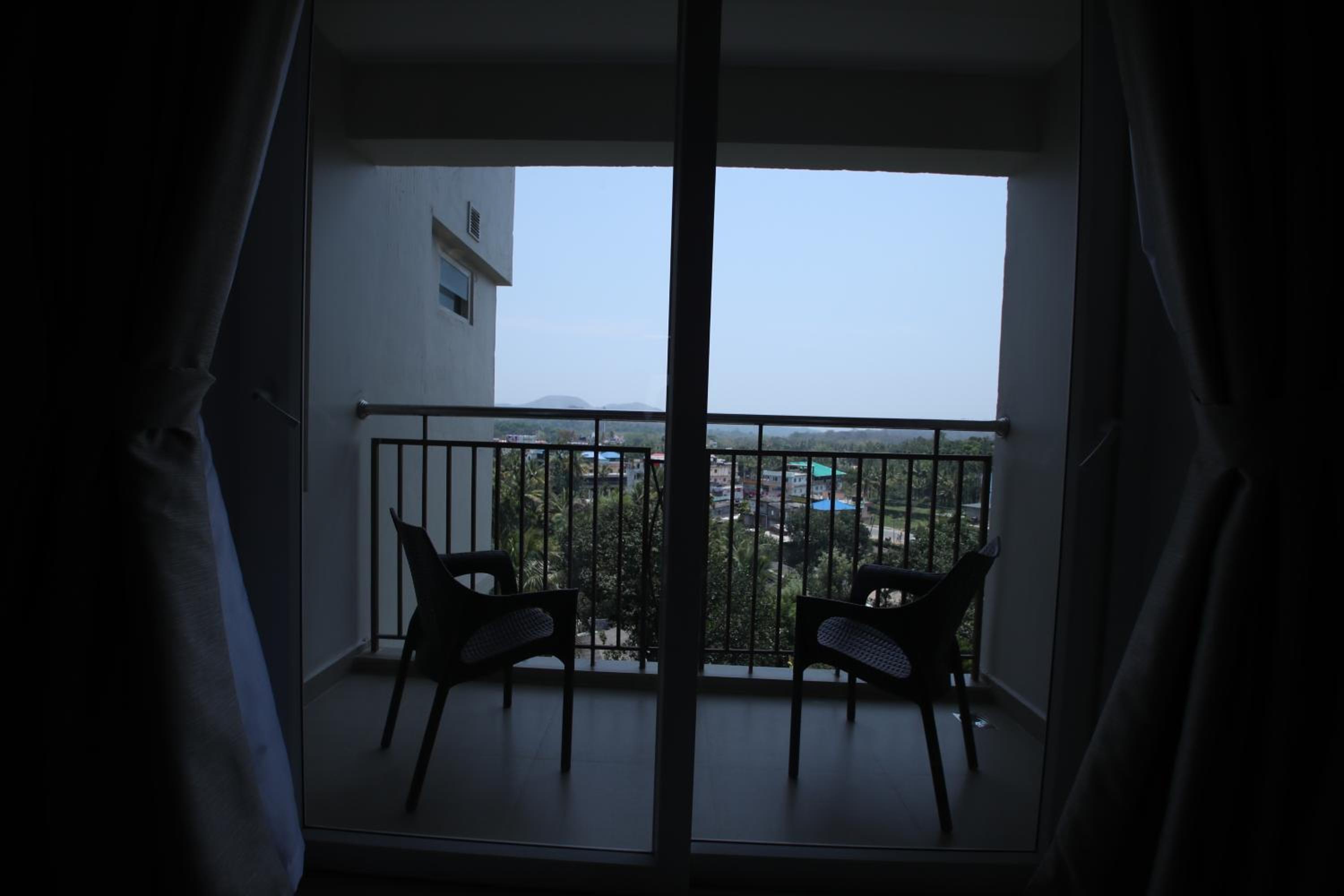 1 Bed Room Family Room With Balcony photo 3